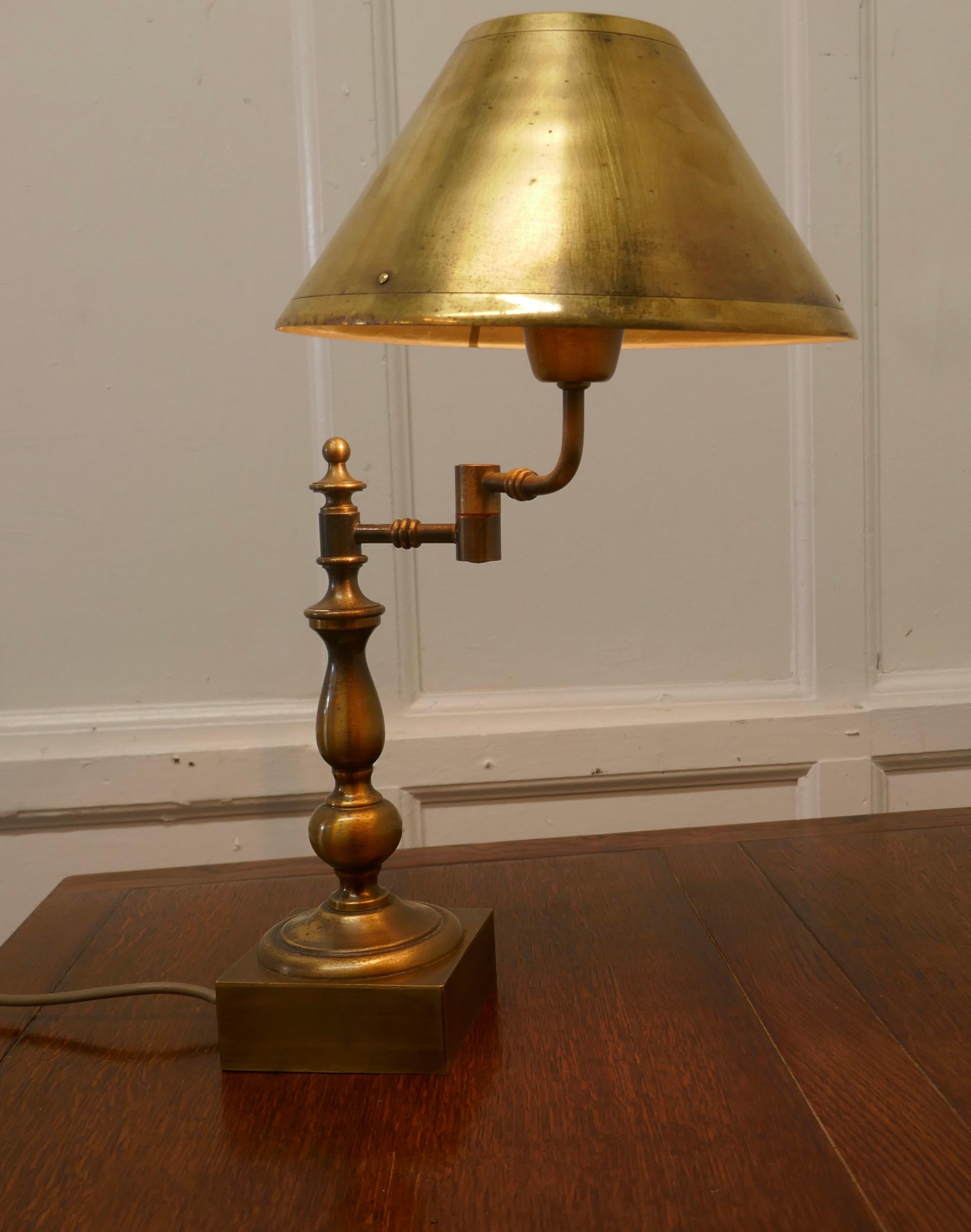 Lampe de bureau française réglable en laiton Bon état - En vente à Godshill, Isle of Wight