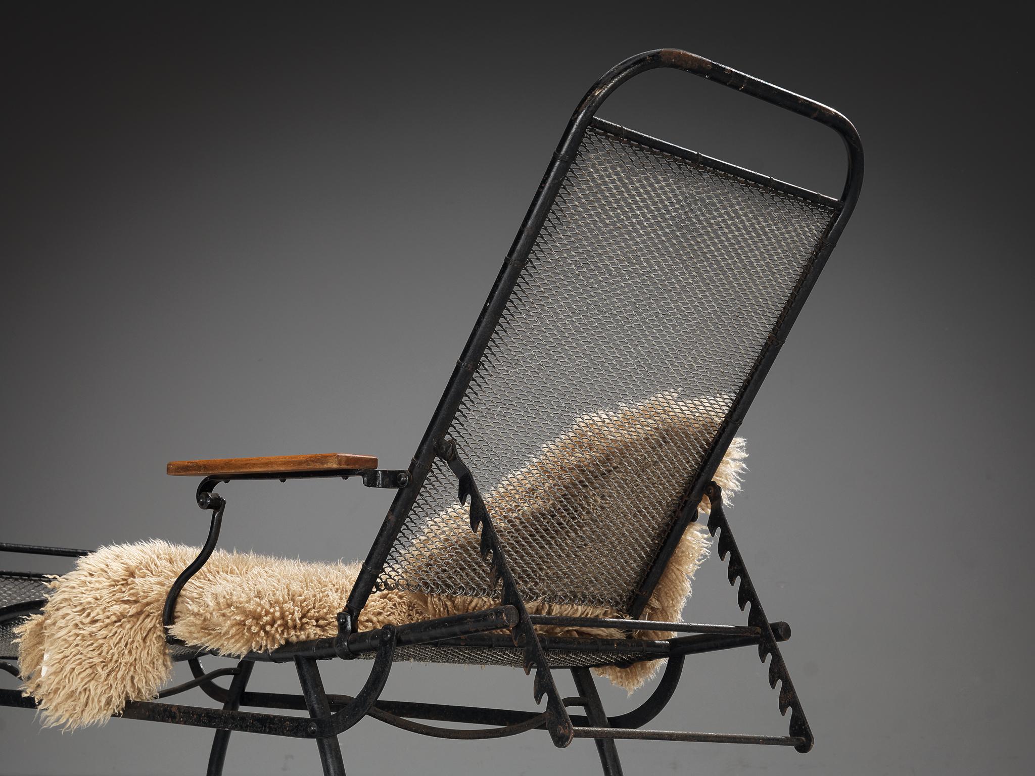 French Adjustable Chaise Longue in Black Iron and Wood In Good Condition For Sale In Waalwijk, NL
