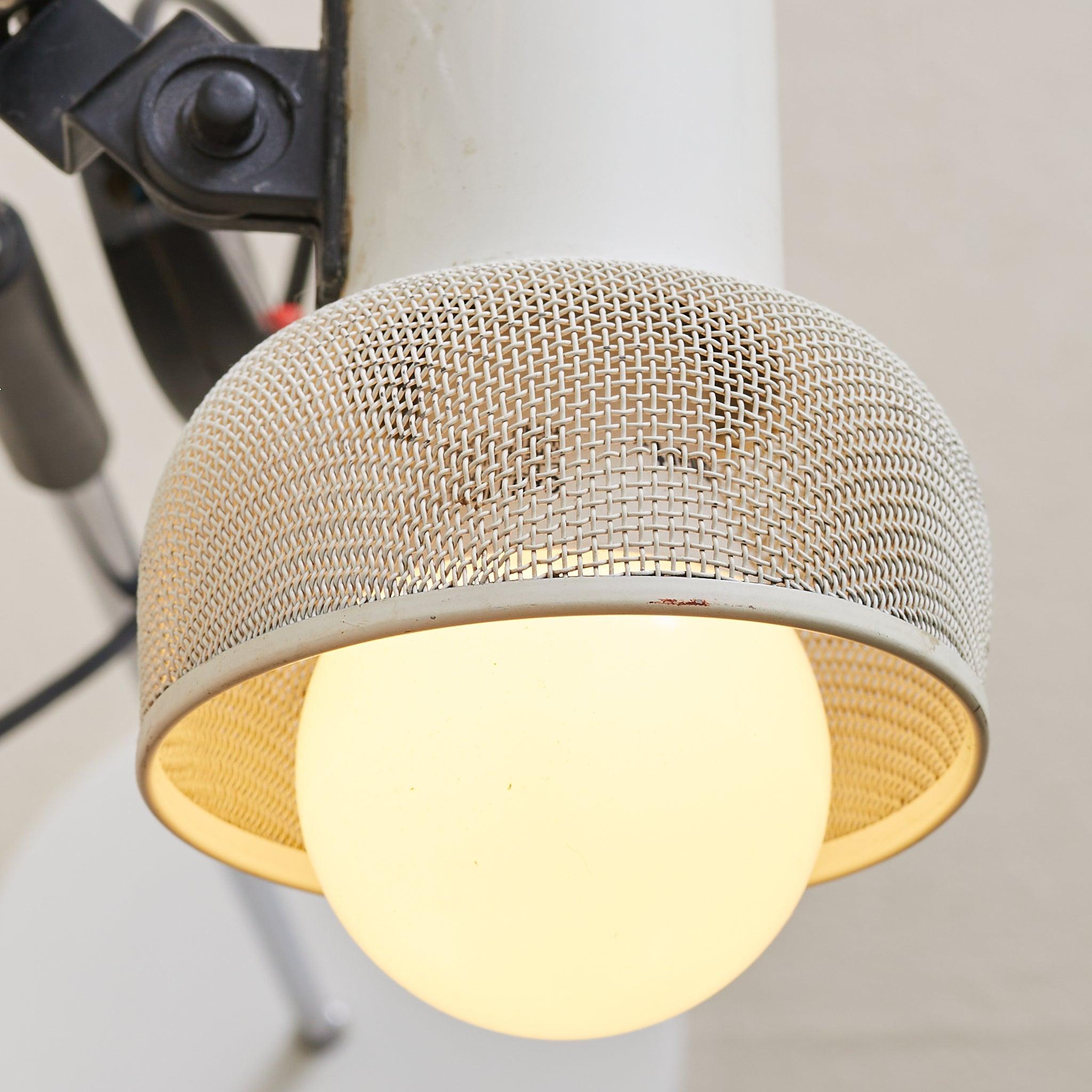 Lampada da terra francese regolabile in cromo con paralumi traforati, anni '50 In condizioni buone in vendita a Chicago, IL