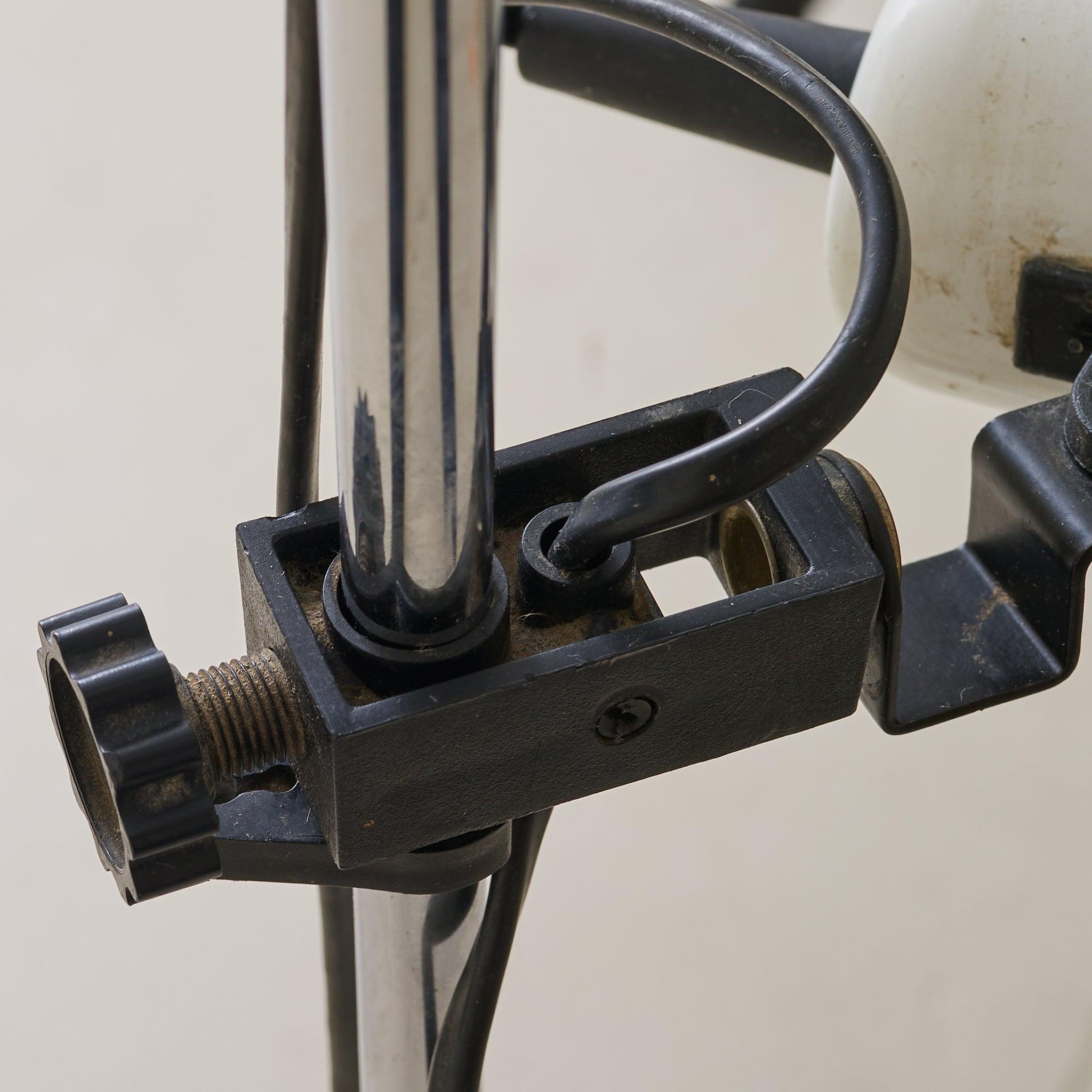 Metallo Lampada da terra francese regolabile in cromo con paralumi traforati, anni '50 in vendita