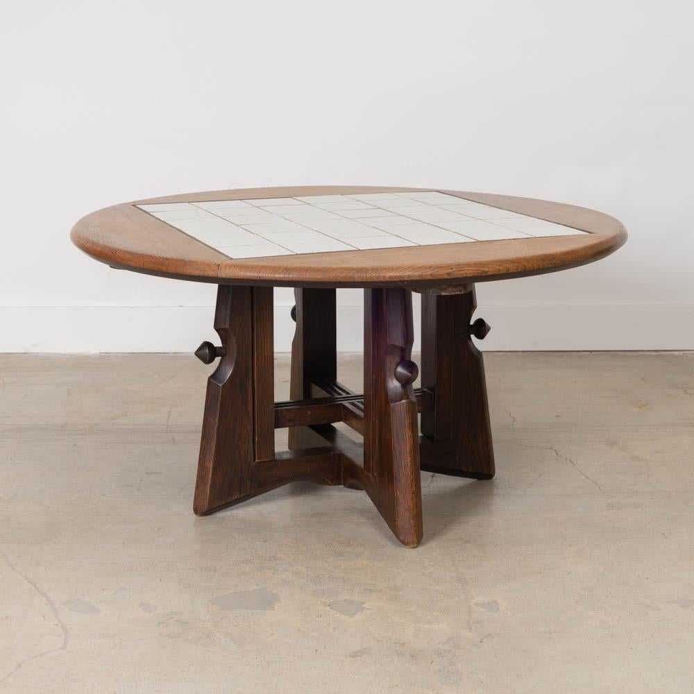 Grande table en chêne et bois de tuile par Robert Guillerme et Jacques Chambron de France, années 1950. Magnifique plateau en bois et en carreaux de faïence avec des pieds en bois sculpté et des chevilles en bois. La hauteur réglable unique permet