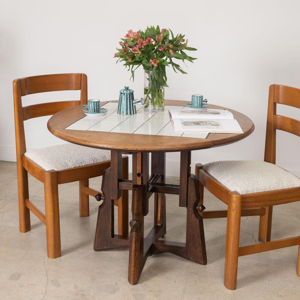 Français Table réglable en chêne français et carreaux de faïence par Guillerme et Chambron en vente