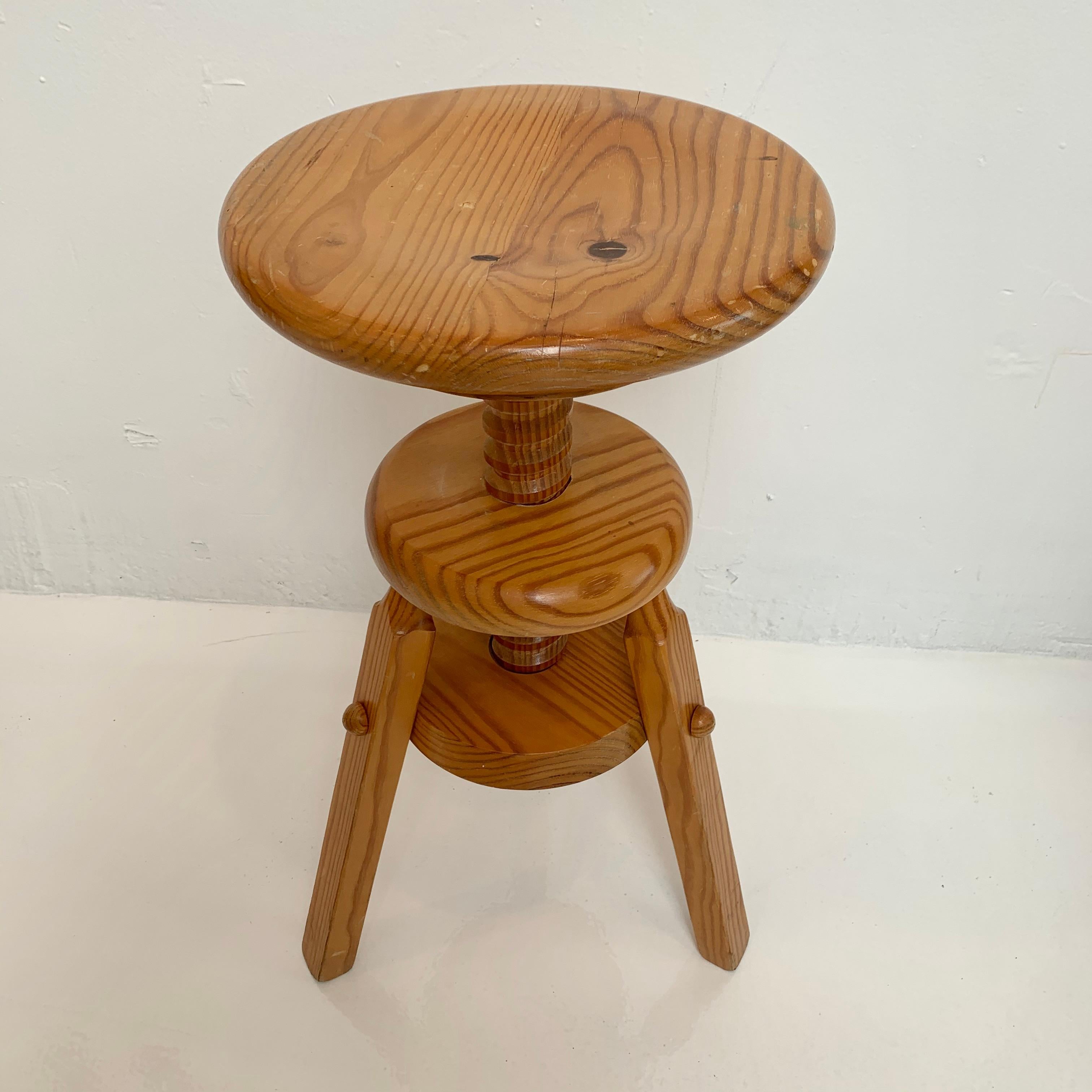 French Adjustable Pine Stool In Good Condition For Sale In Los Angeles, CA