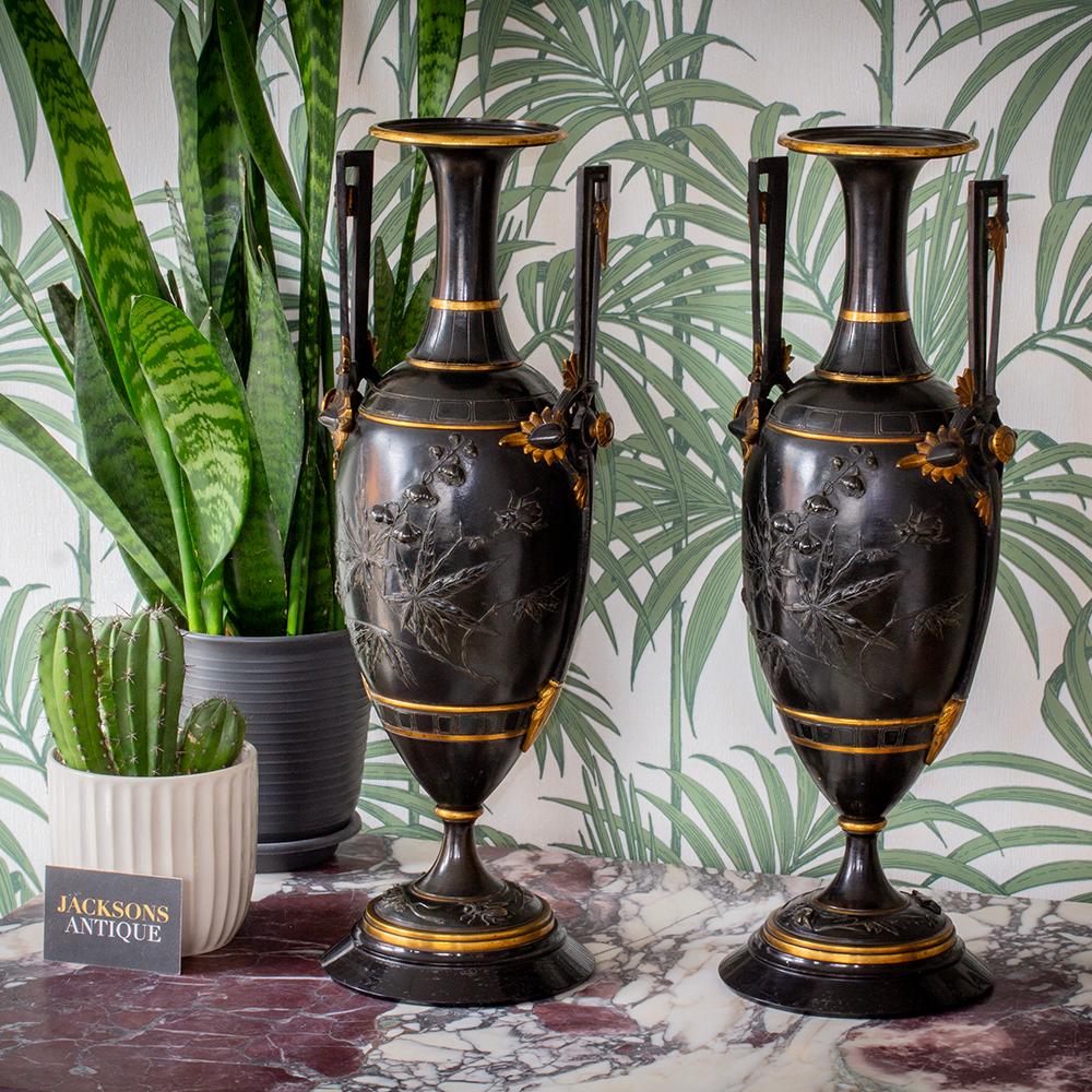 Decorato con insetti

Dalla nostra collezione Decorative, siamo lieti di offrirti una coppia di vasi in bronzo dell'Aesthetic Movement francese. I vasi francesi in bronzo sono splendidamente modellati su basi svasate in ardesia con corpi ovali