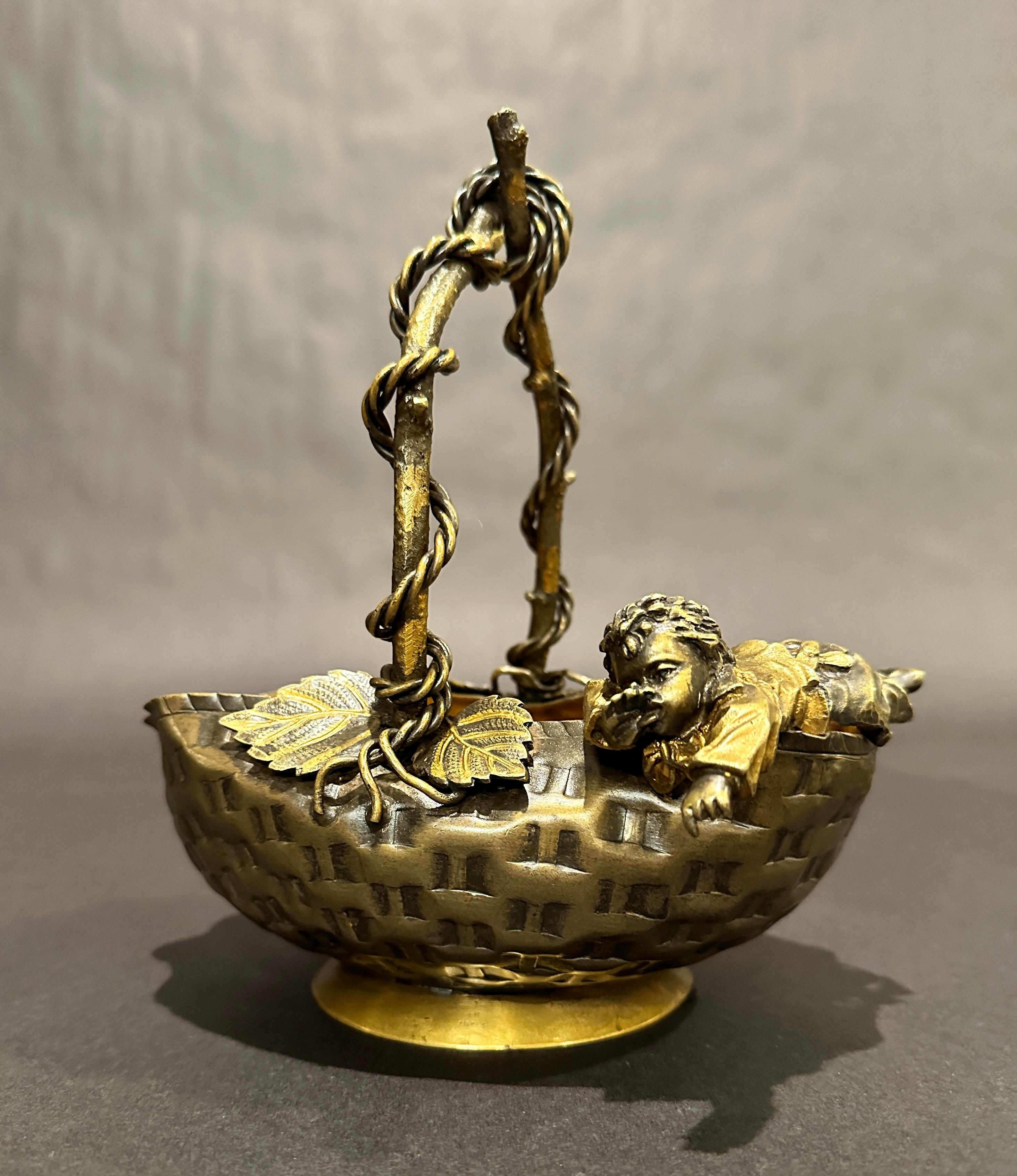 Französisches Aesthetic Movement Patinierte Bronze Figurale Schale/Korb (19. Jahrhundert) im Angebot