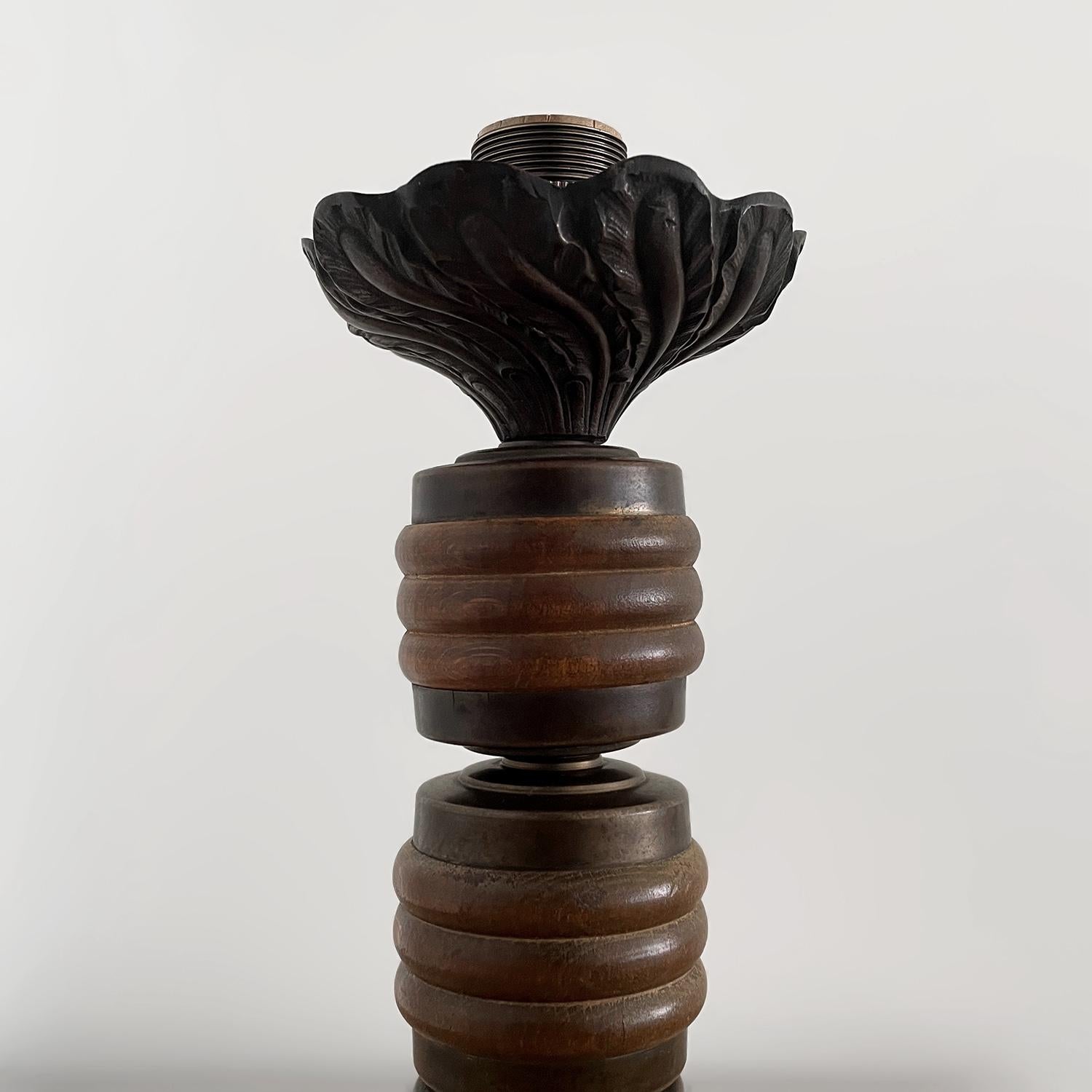 Lampe de bureau française en laiton vieilli et bois dans le style de Charles Dudouyt (recâblée) en vente 4