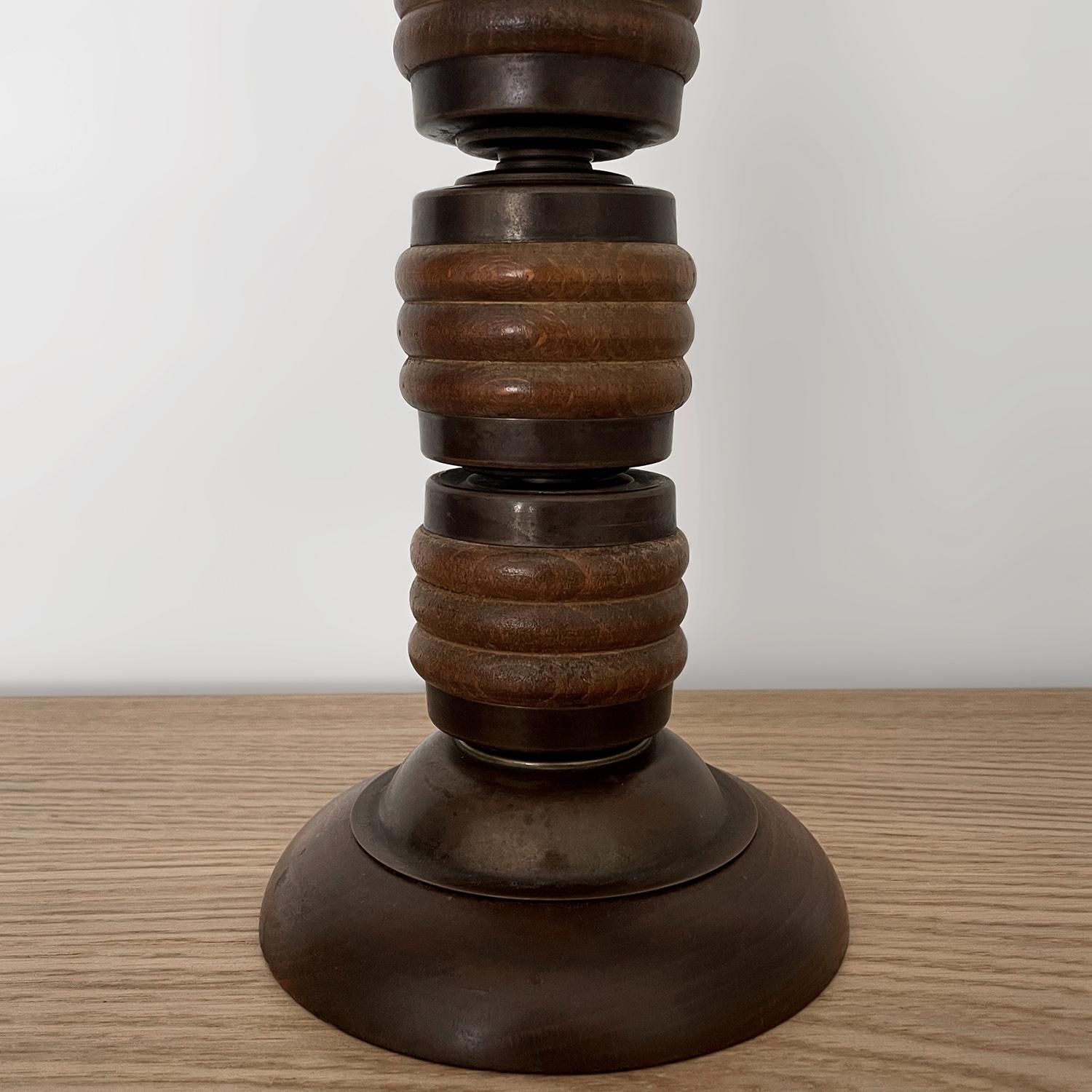 Lampe de bureau française en laiton vieilli et bois dans le style de Charles Dudouyt (recâblée) en vente 5