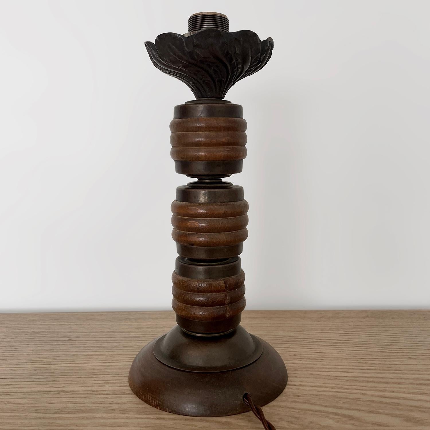 Lampe de bureau française en laiton vieilli et bois dans le style de Charles Dudouyt (recâblée) en vente 6