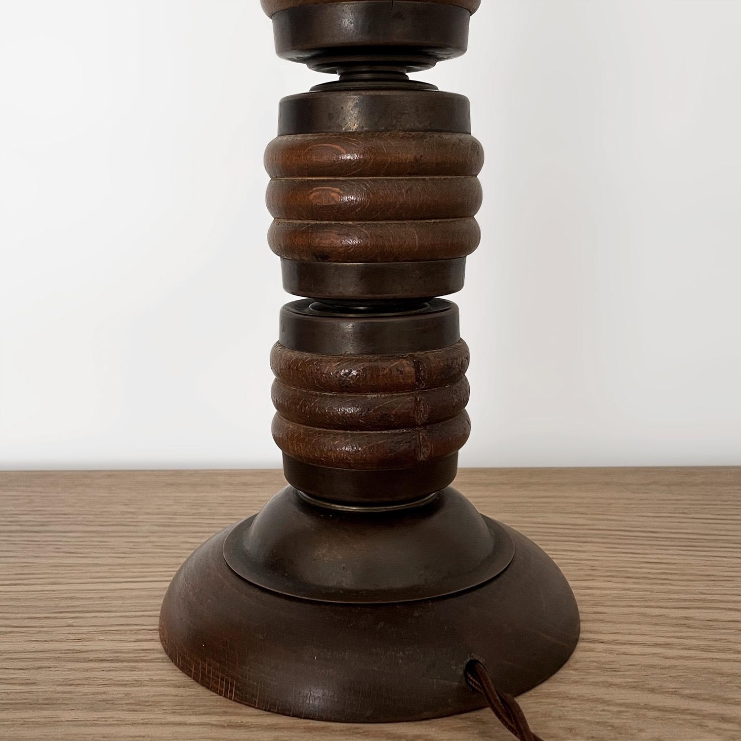 Lampe de bureau française en laiton vieilli et bois dans le style de Charles Dudouyt (recâblée) en vente 7