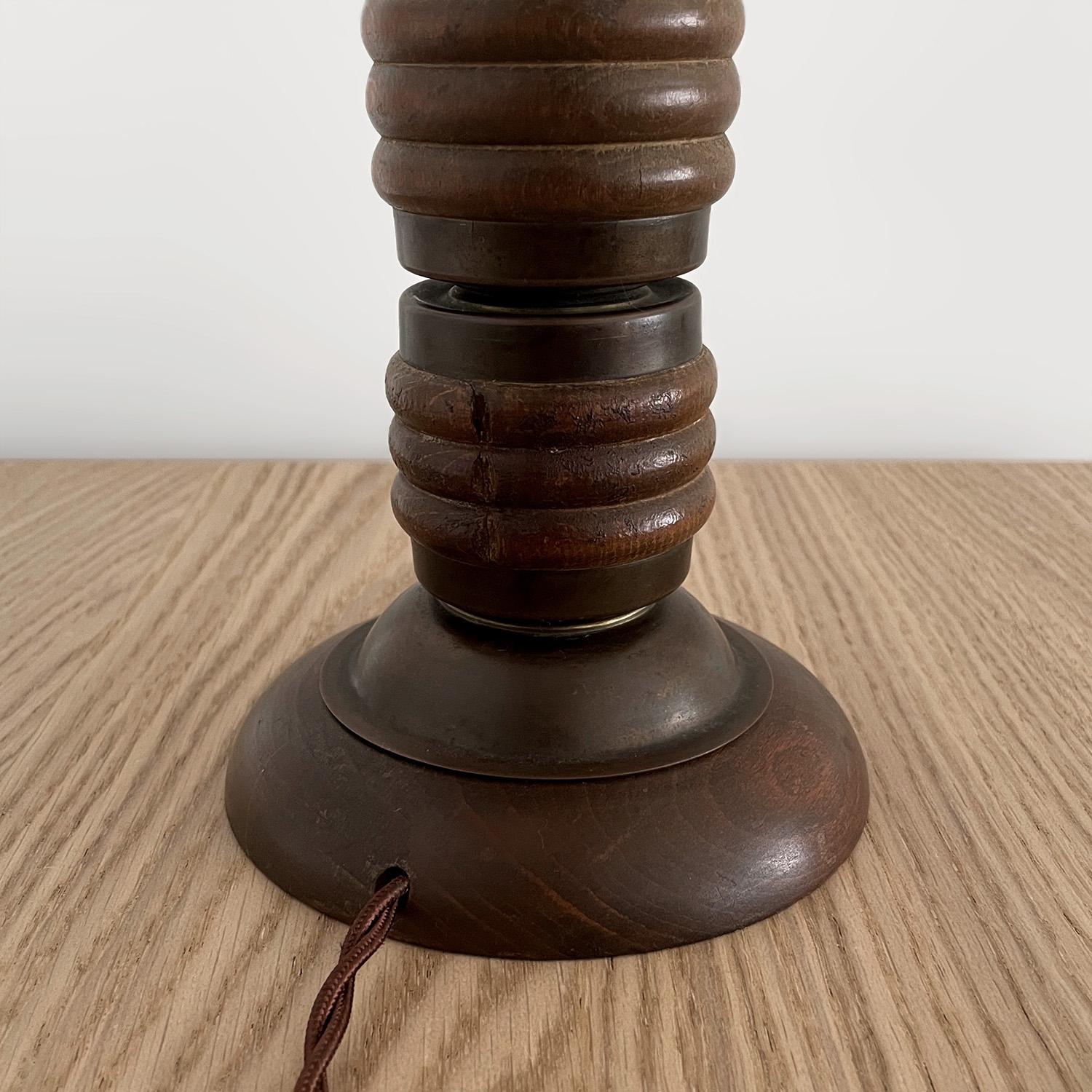 Lampe de bureau française en laiton vieilli et bois dans le style de Charles Dudouyt (recâblée) en vente 8