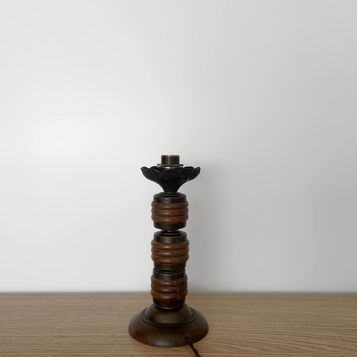 Lampe de bureau française en laiton vieilli et bois dans le style de Charles Dudouyt (recâblée) en vente 9