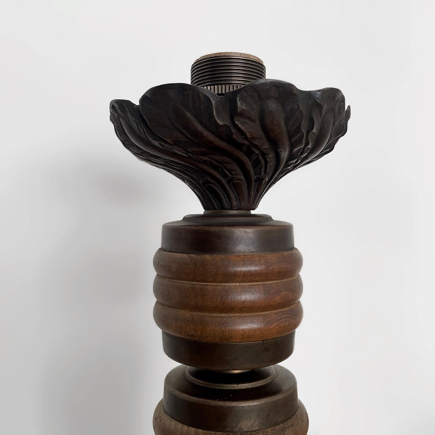 Lampe de bureau française en laiton vieilli et bois dans le style de Charles Dudouyt (recâblée) en vente 10