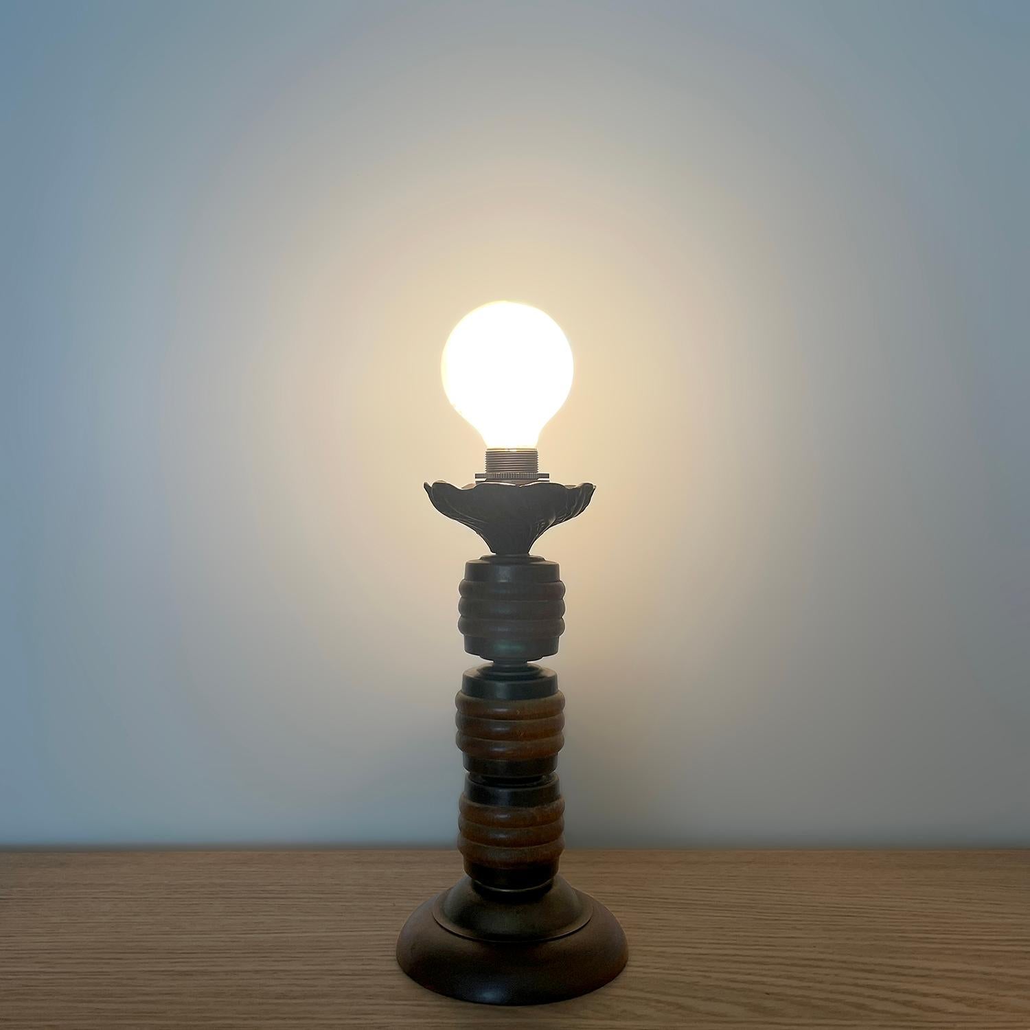 Lampe de bureau française en laiton vieilli et bois dans le style de Charles Dudouyt (recâblée) en vente 12