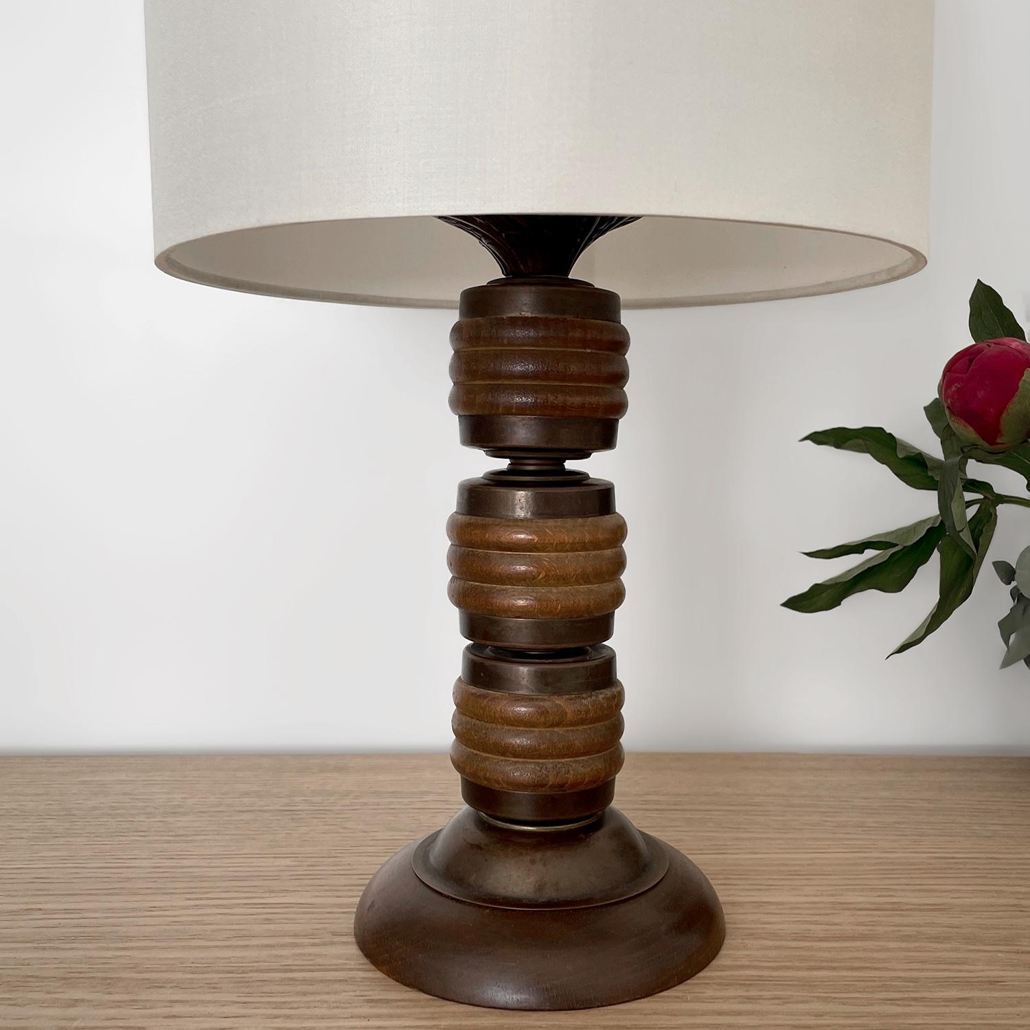 Français Lampe de bureau française en laiton vieilli et bois dans le style de Charles Dudouyt (recâblée) en vente