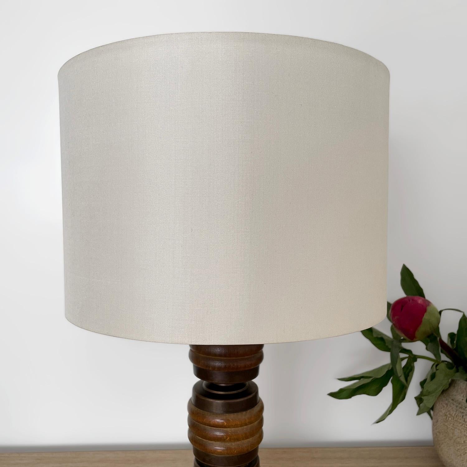 Lampe de bureau française en laiton vieilli et bois dans le style de Charles Dudouyt (recâblée) Bon état - En vente à Los Angeles, CA
