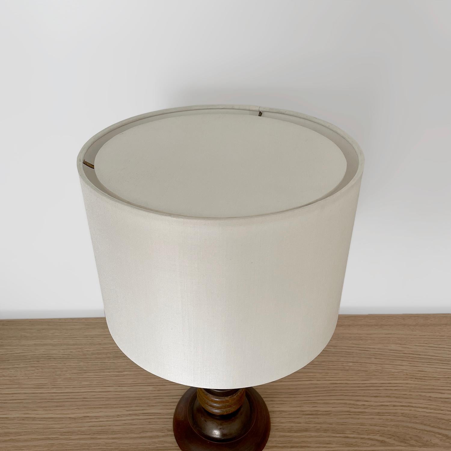 20ième siècle Lampe de bureau française en laiton vieilli et bois dans le style de Charles Dudouyt (recâblée) en vente