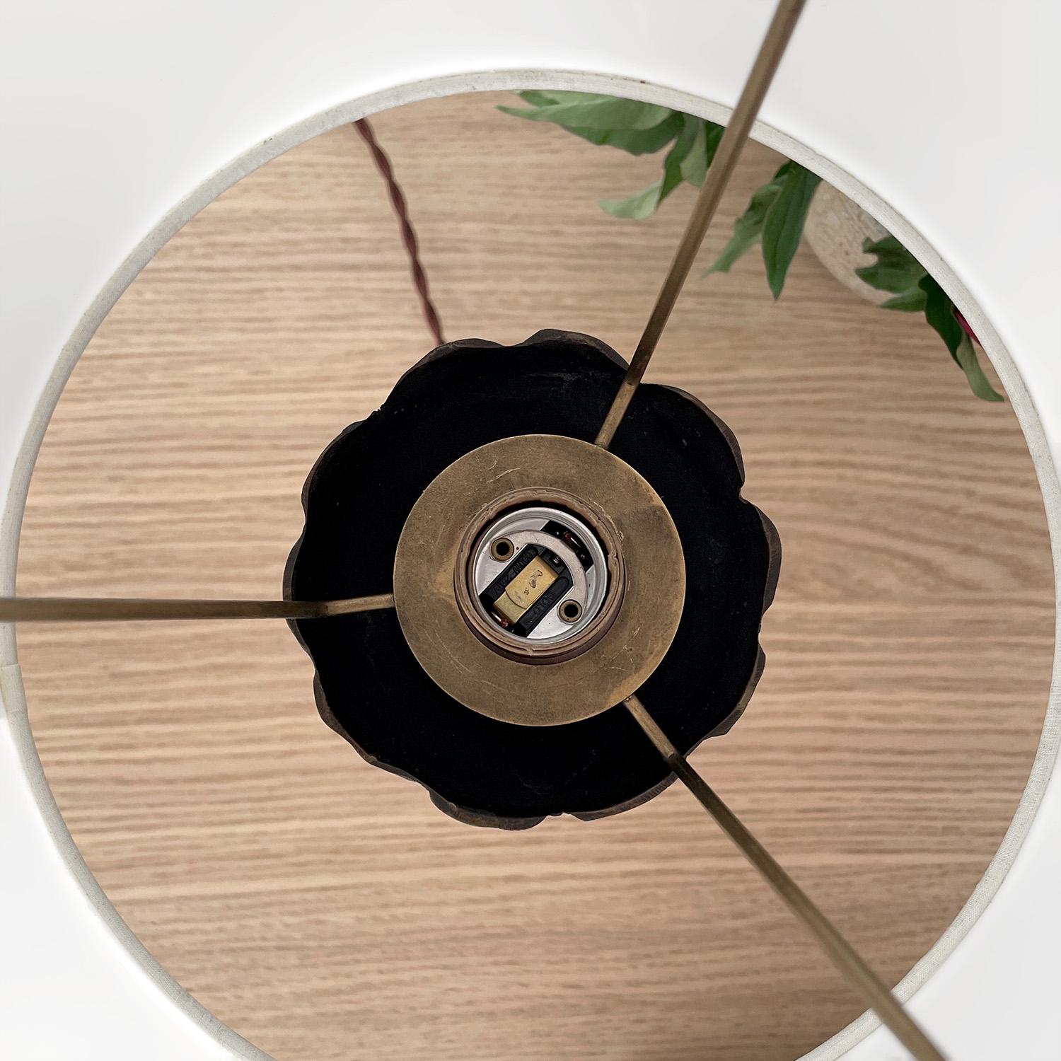 Laiton Lampe de bureau française en laiton vieilli et bois dans le style de Charles Dudouyt (recâblée) en vente