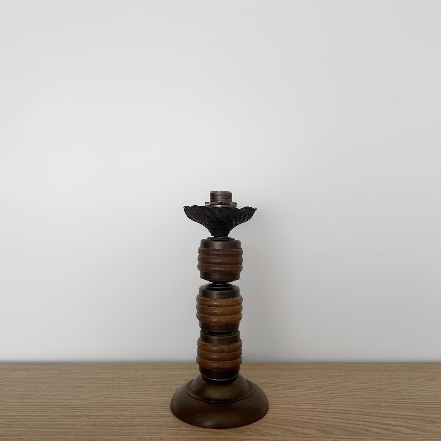 Lampe de bureau française en laiton vieilli et bois dans le style de Charles Dudouyt (recâblée) en vente 1
