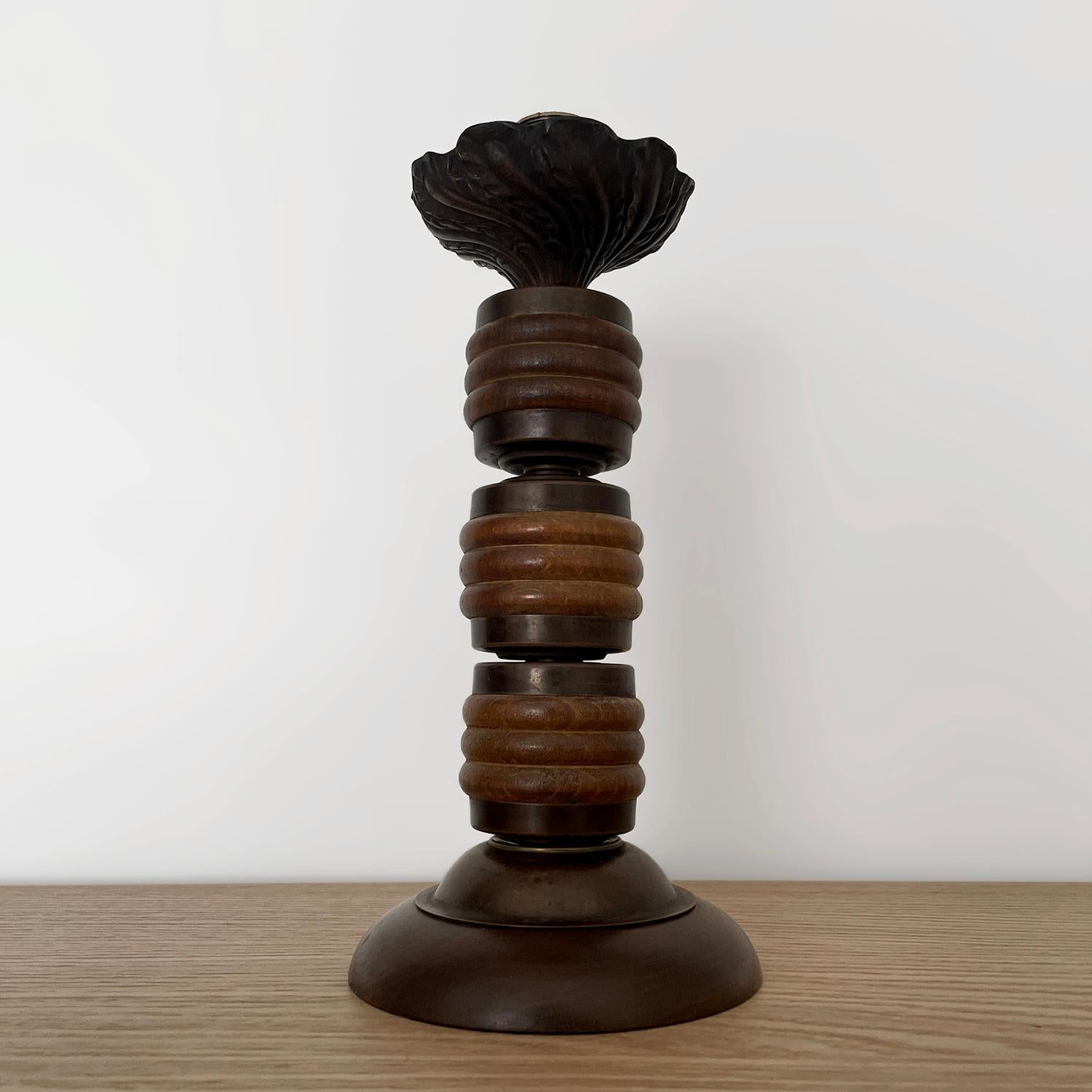 Lampe de bureau française en laiton vieilli et bois dans le style de Charles Dudouyt (recâblée) en vente 2