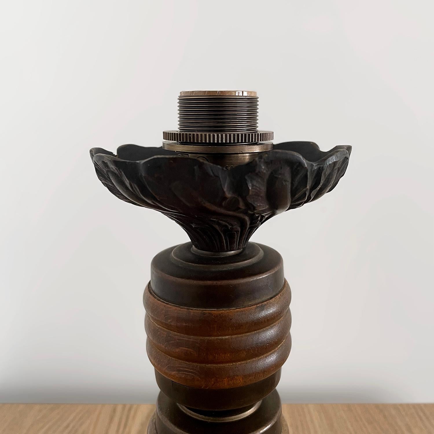 Lampe de bureau française en laiton vieilli et bois dans le style de Charles Dudouyt (recâblée) en vente 3