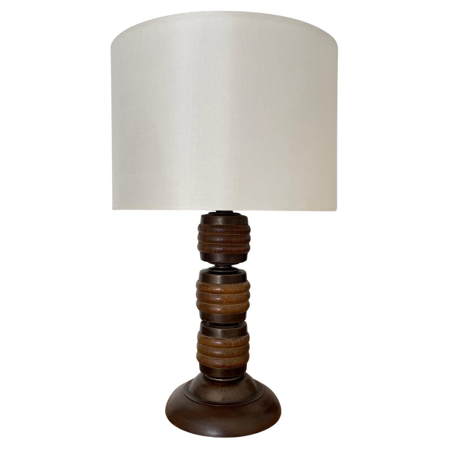 Lampe de bureau française en laiton vieilli et bois dans le style de Charles Dudouyt (recâblée) en vente