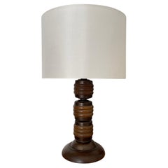 Lampada da tavolo francese in ottone invecchiato e legno nello stile di Charles Dudouyt (ricablata)
