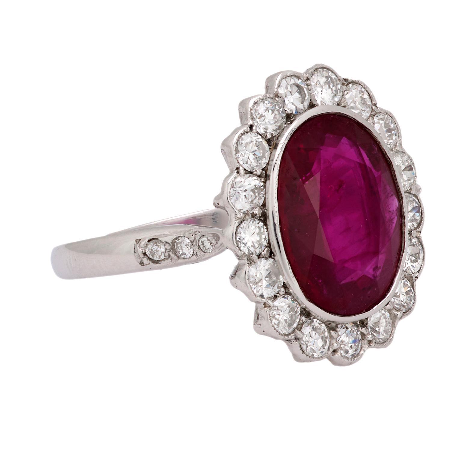 Anello a grappolo AGL francese con rubino e diamante da 2,60 carati in platino e oro bianco 18 carati In condizioni buone in vendita a Beverly Hills, CA