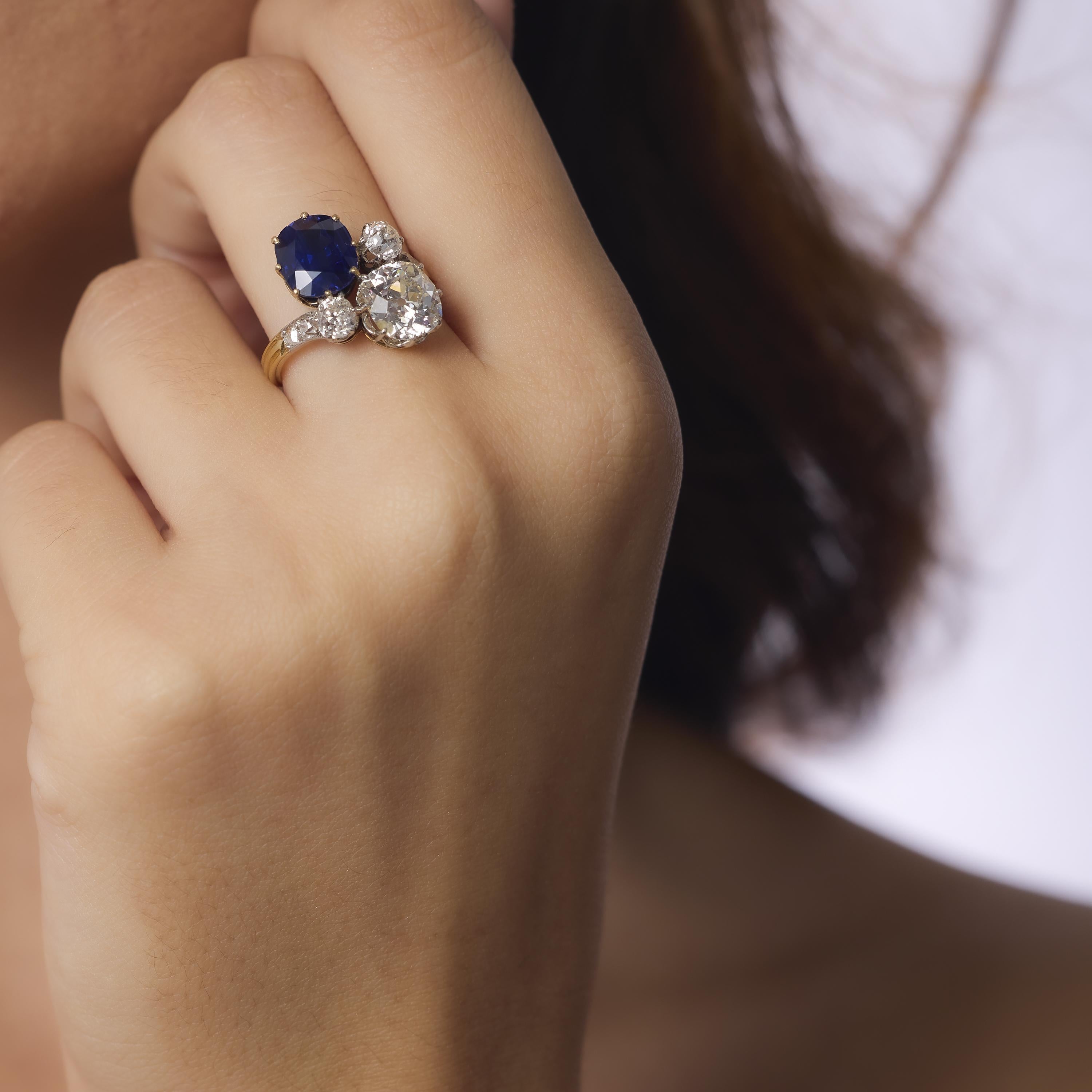 French AGL 3.42 carat no heat sapphire diamond 18k yellow gold toi et moi ring Corte cojín en venta