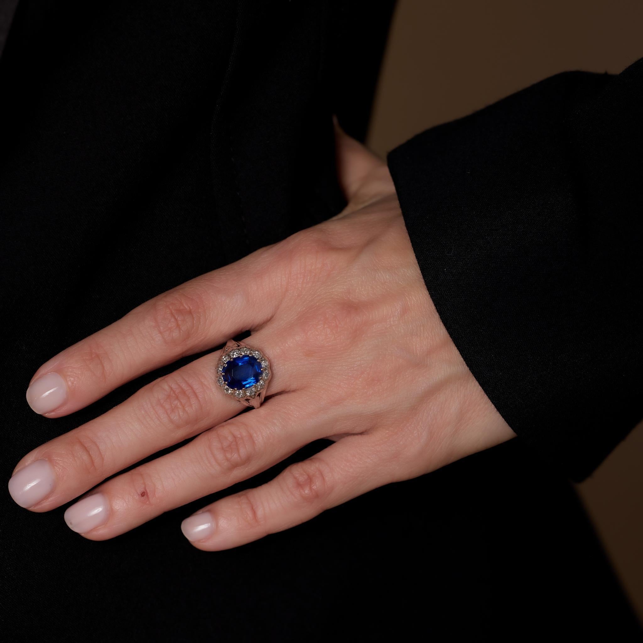 Dieser französische Ring aus 18 Karat Weißgold präsentiert einen AGL-zertifizierten, oval geschliffenen, nicht erhitzten Ceylon-Saphir von 4,10 Karat, akzentuiert von 12 Diamanten im Einzelschliff von insgesamt 0,25 Karat, Farbe E-F und Reinheit