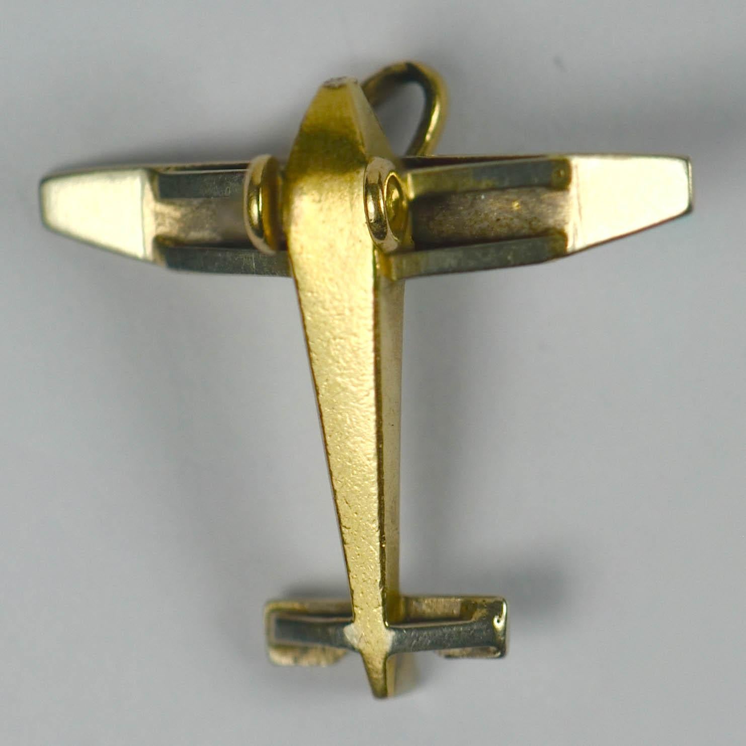The perfect gift for a traveller or anyone in the aviation world, this French 18 karat yellow and white gold airplane charm is a rare and special thing. 2/3