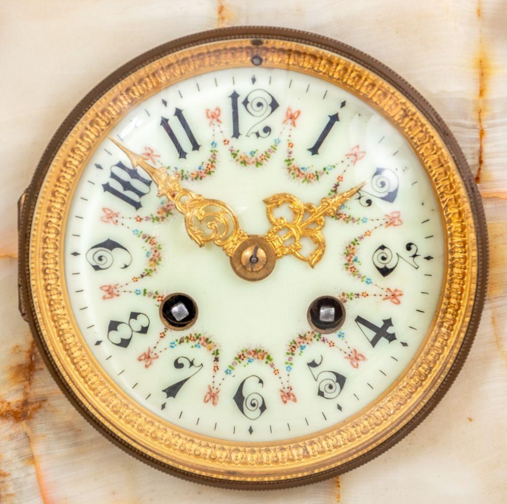 Französisch Alabaster und Champleve Email Mantel Uhr, Ende des 19. Jahrhunderts, von architektonischer Form, mit einem zentralen gemalt weiß emailliert Zifferblatt, die Bewegung Schlag auf Gong, flankiert von ionischen und korinthischen Säulen, auf