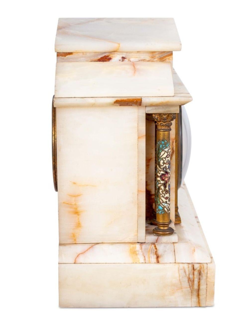 Französische Kaminsimsuhr aus Alabaster und Champleve-Email (Champlevé) im Angebot