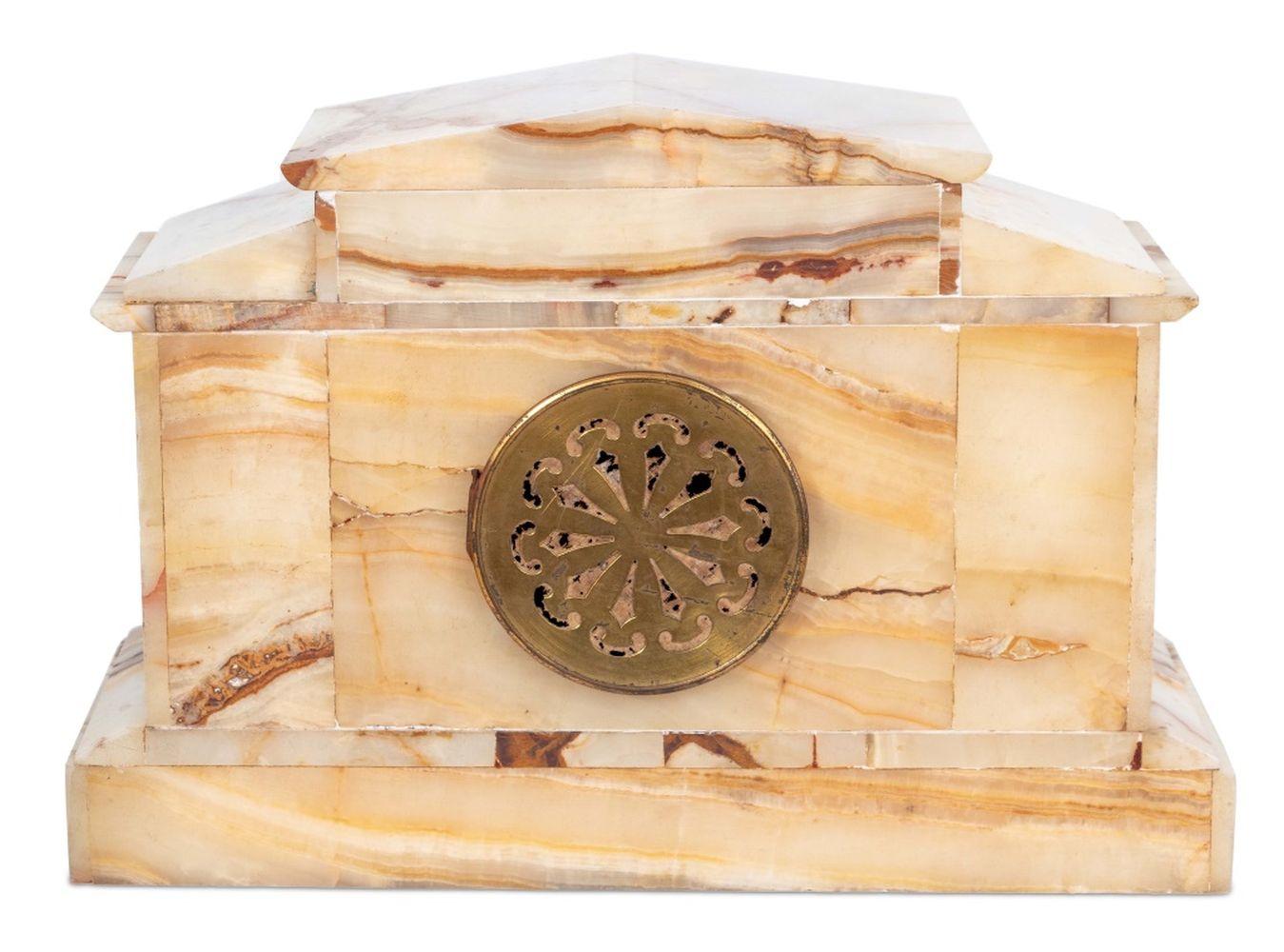 Französische Kaminsimsuhr aus Alabaster und Champleve-Email im Zustand „Gut“ im Angebot in Astoria, NY