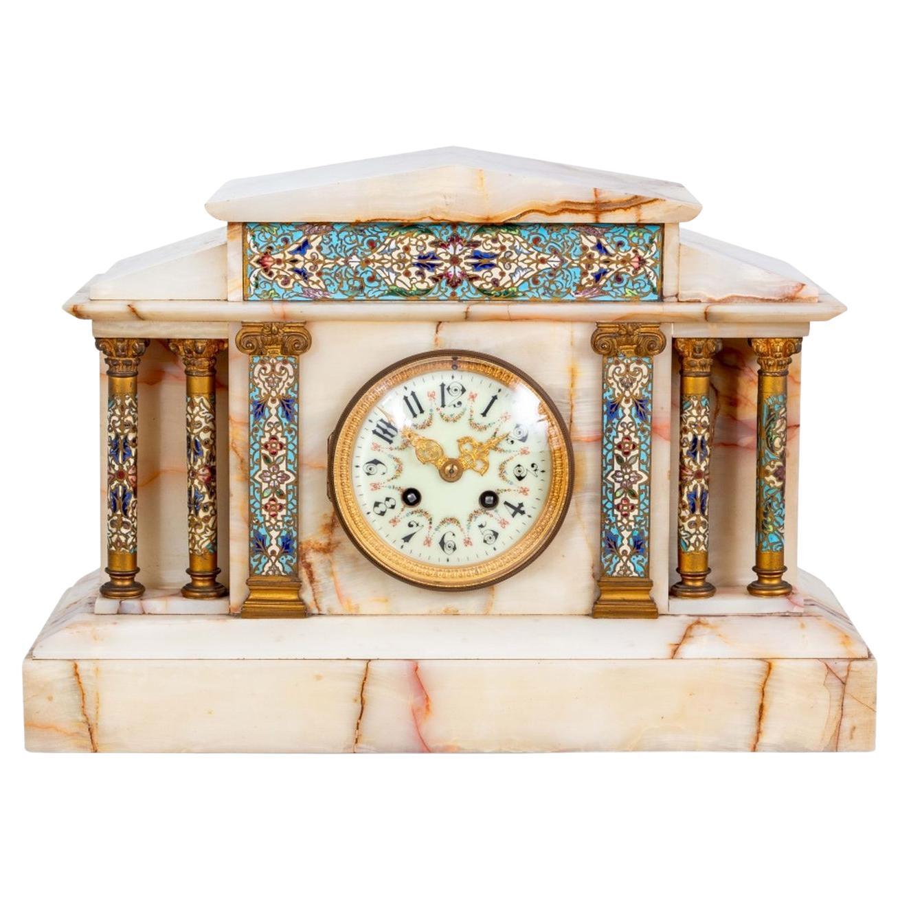 Französische Kaminsimsuhr aus Alabaster und Champleve-Email im Angebot