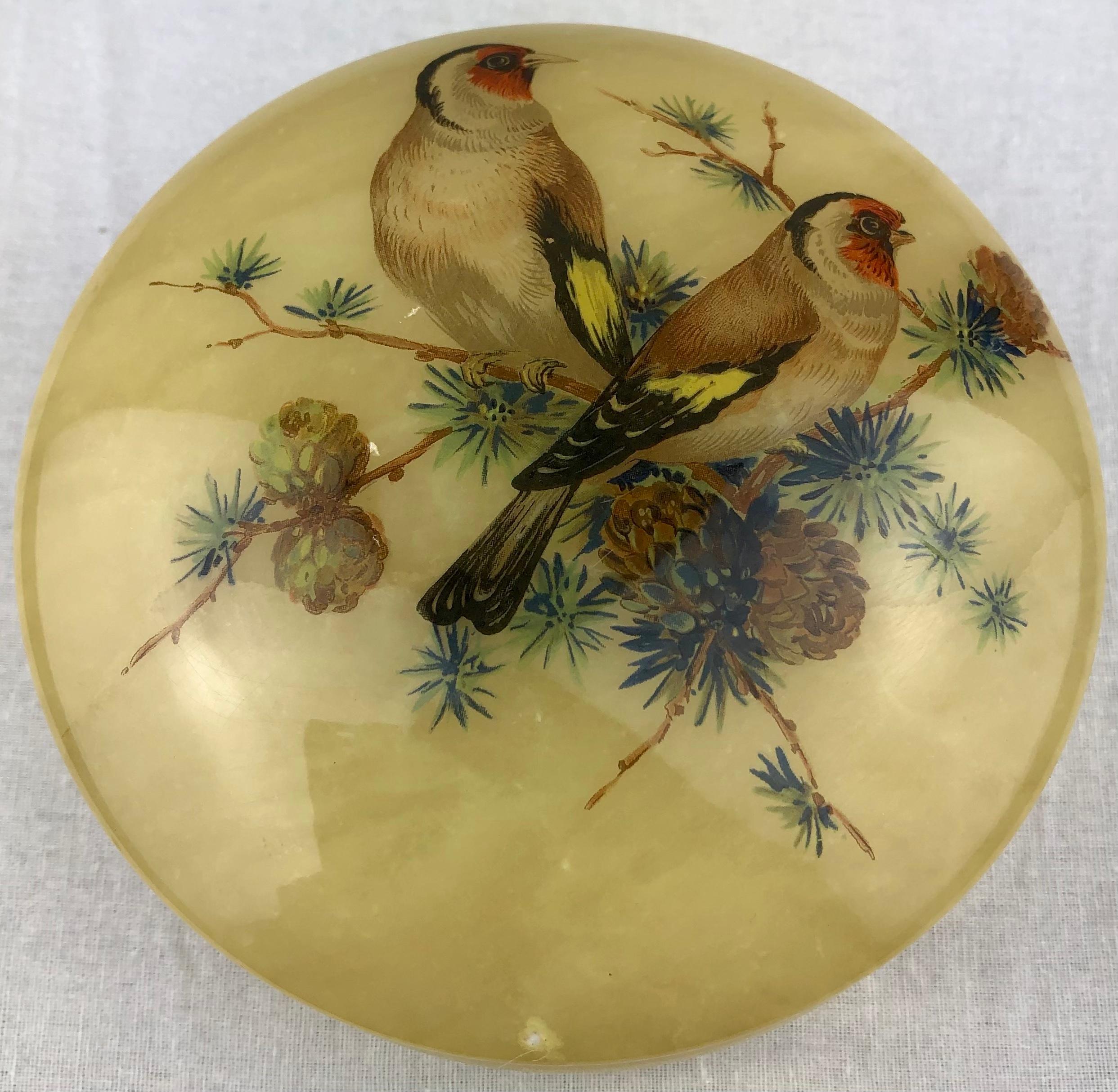 French Alabaster Lidded Trinket or Jewelry Box Adorned with Birds & Foliage In Good Condition In Miami, FL