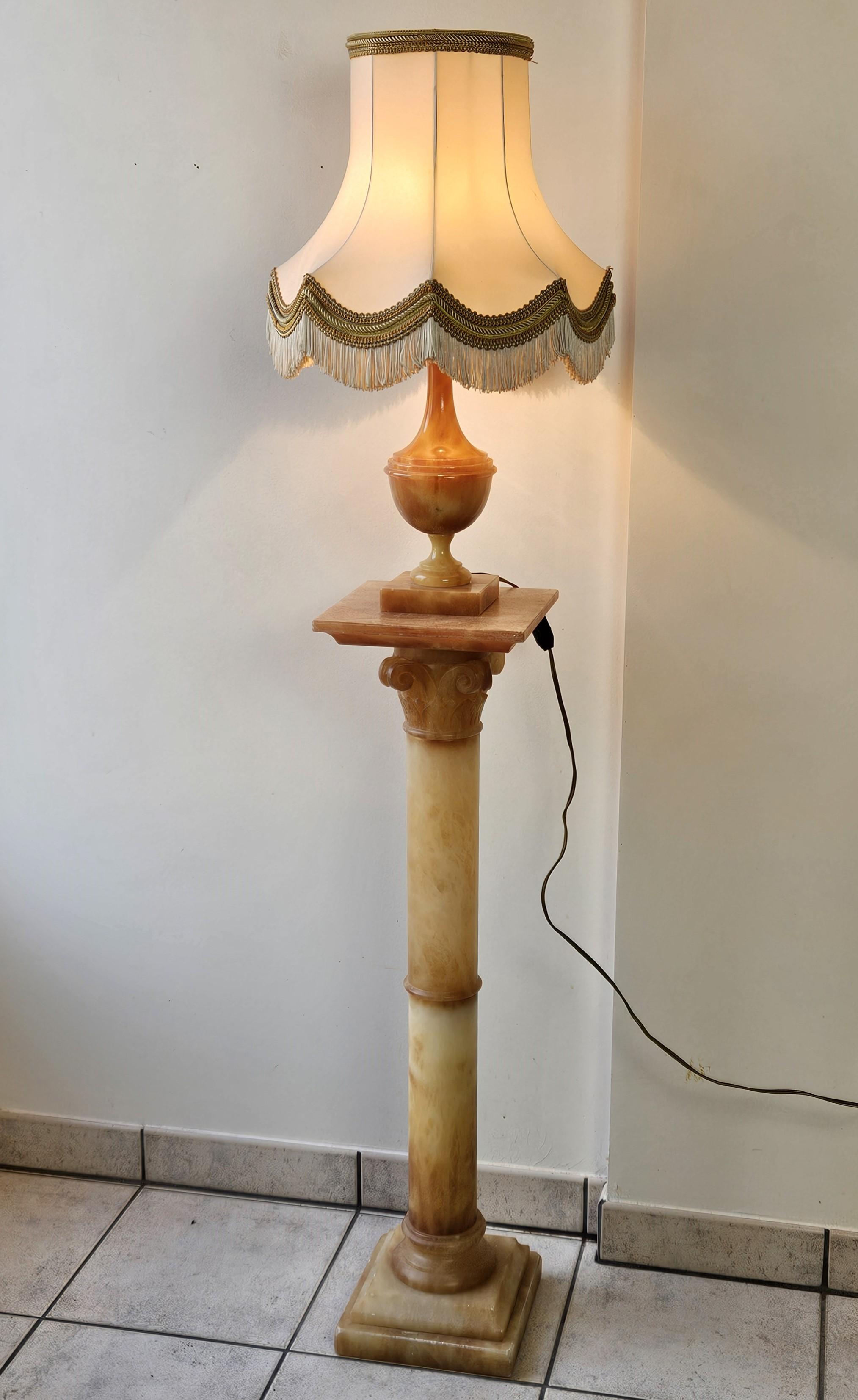 Lampada a piedistallo neoclassica in alabastro francese-Lampada a colonna-Paralume in seta-60 in vendita 3