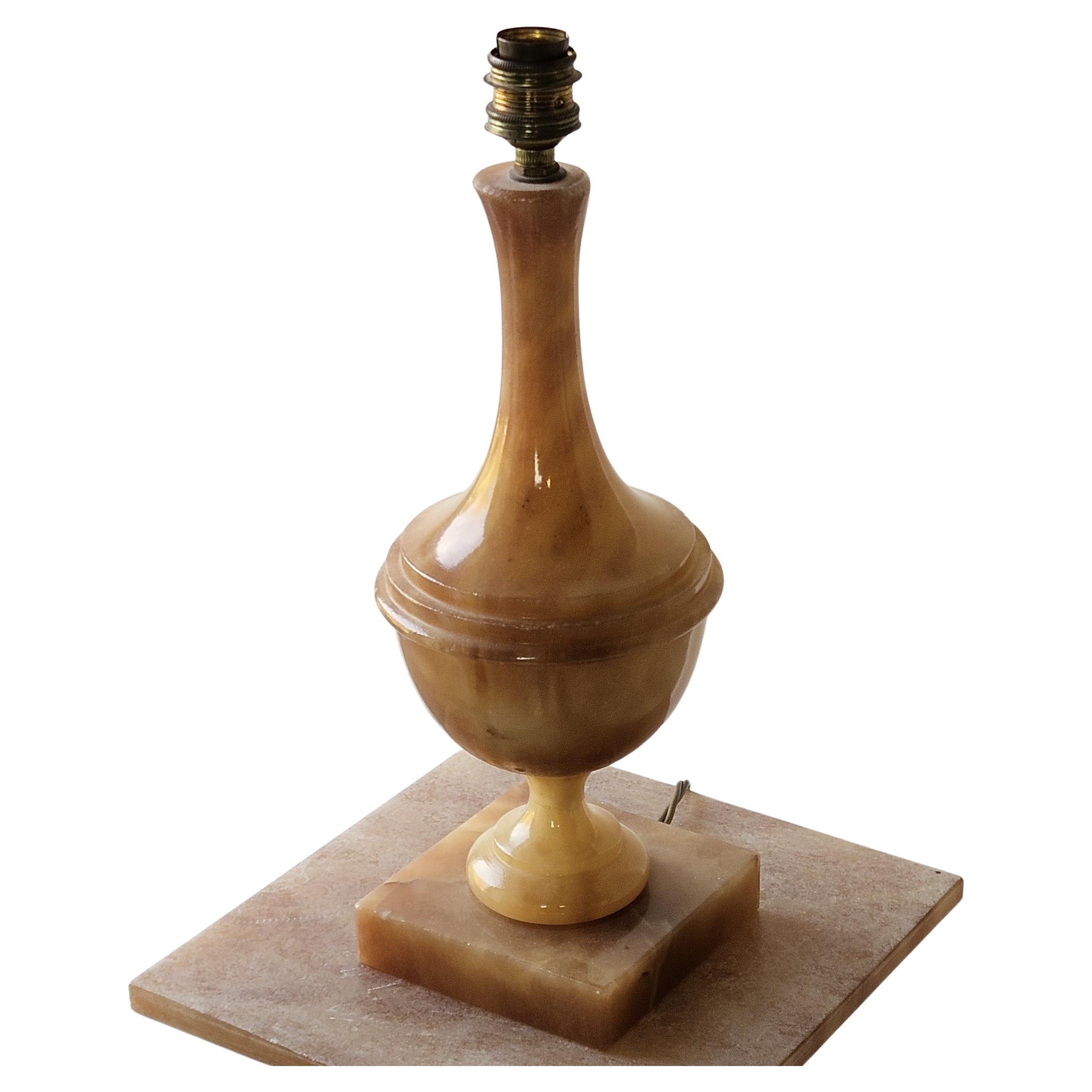 Magnifico  Lampada francese in alabastro finemente intagliato in stile neoclassico e  con paralume in seta degli anni '60
I colori tenui variano dal beige al marrone-rosa e riflettono lo stile classico.  di seta bianca con sfumature verde-oro  Il