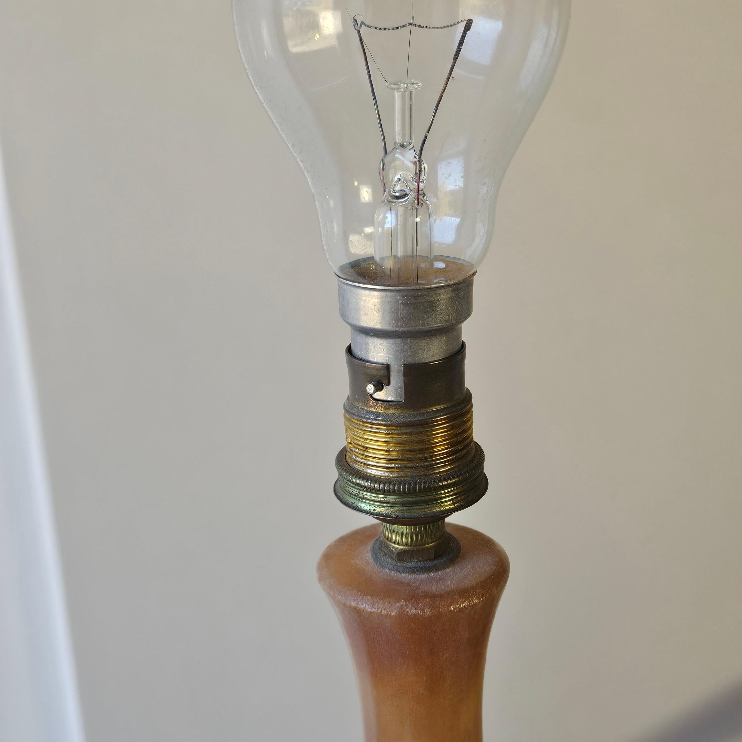 Intagliato Lampada a piedistallo neoclassica in alabastro francese-Lampada a colonna-Paralume in seta-60 in vendita
