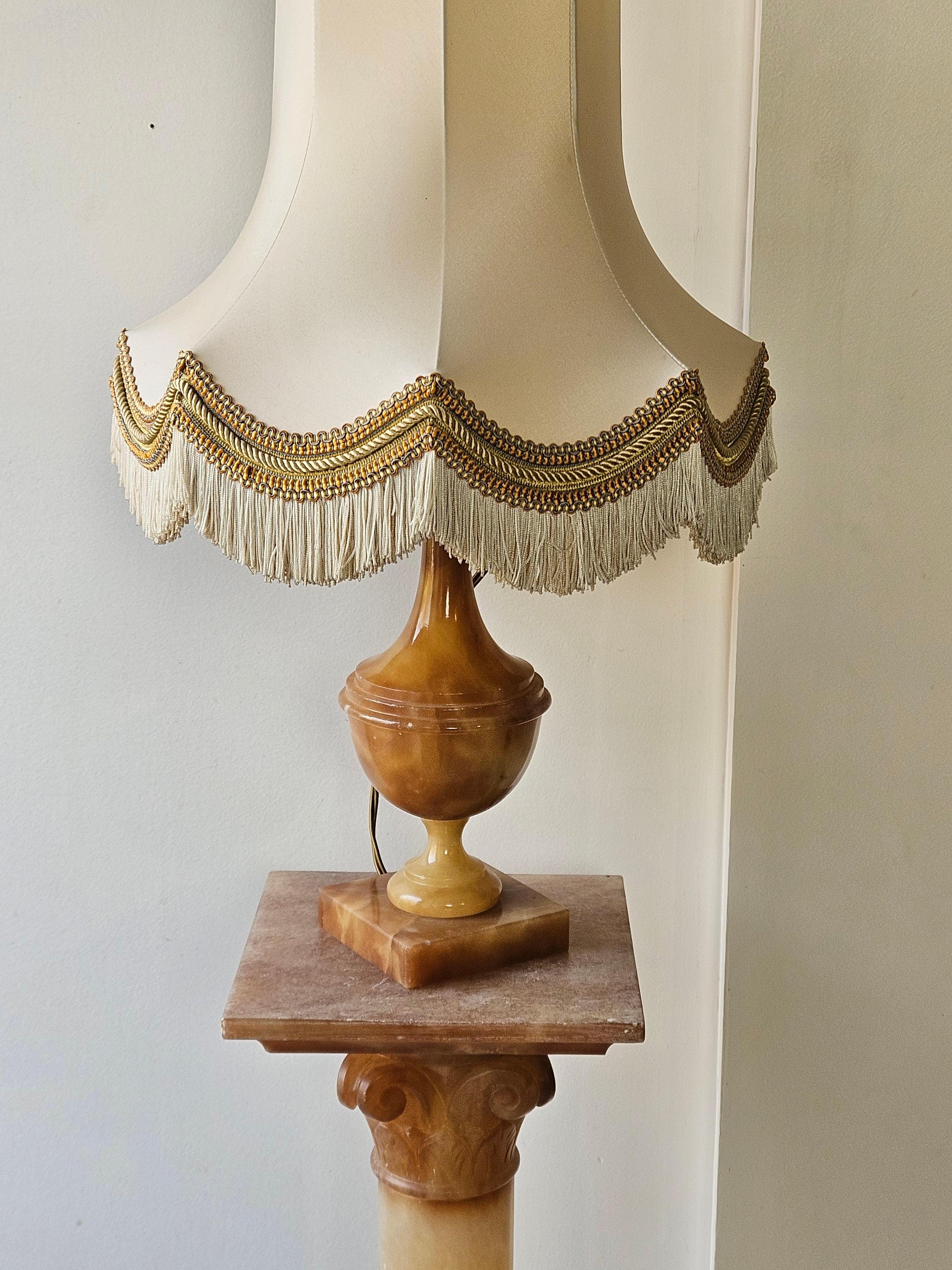 Metallo Lampada a piedistallo neoclassica in alabastro francese-Lampada a colonna-Paralume in seta-60 in vendita
