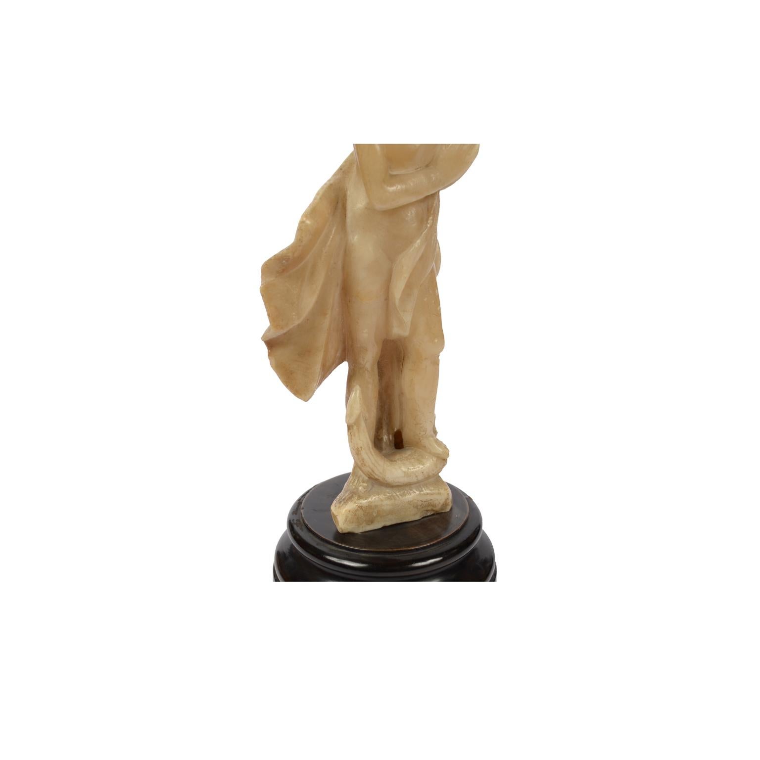 Sculpture française en albâtre du milieu du XVIIIe siècle représentant un nu féminin avec une ancre  en vente 8