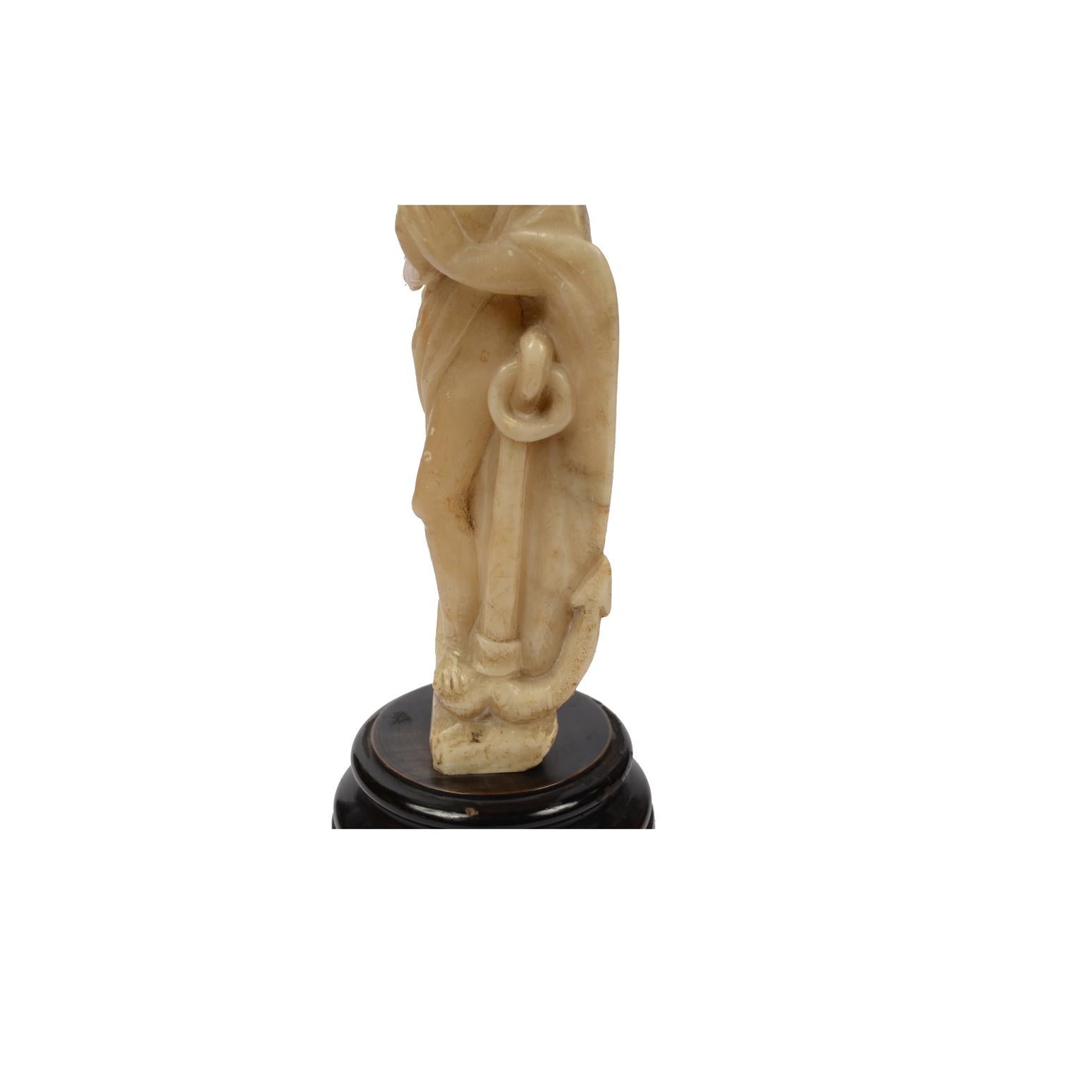 Sculpture française en albâtre du milieu du XVIIIe siècle représentant un nu féminin avec une ancre  en vente 9