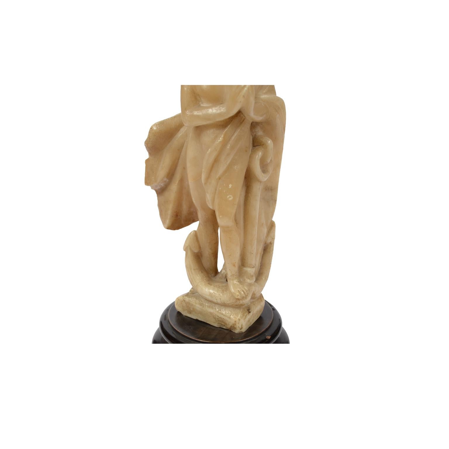 Sculpture française en albâtre du milieu du XVIIIe siècle représentant un nu féminin avec une ancre  en vente 10