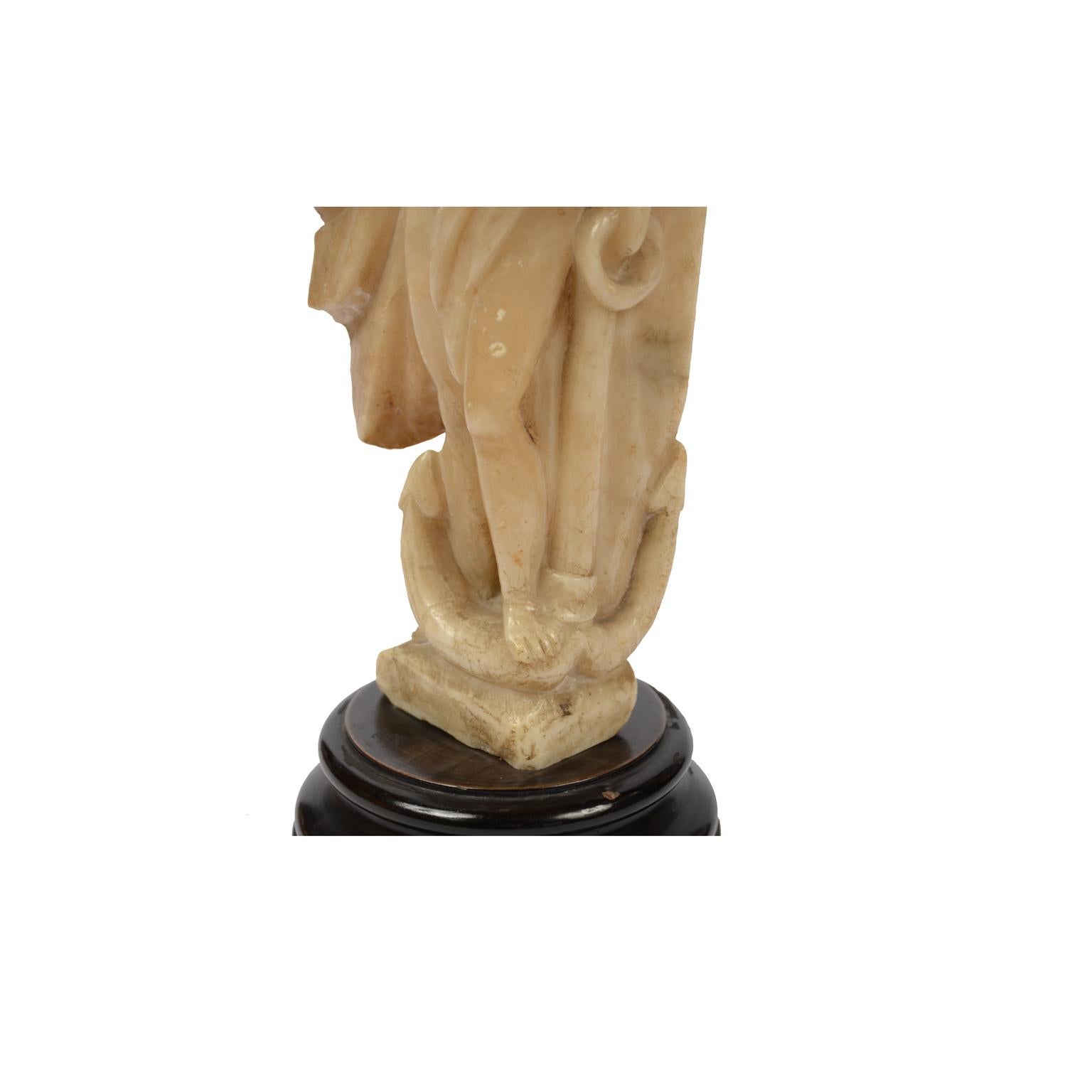 Sculpture française en albâtre du milieu du XVIIIe siècle représentant un nu féminin avec une ancre  en vente 12
