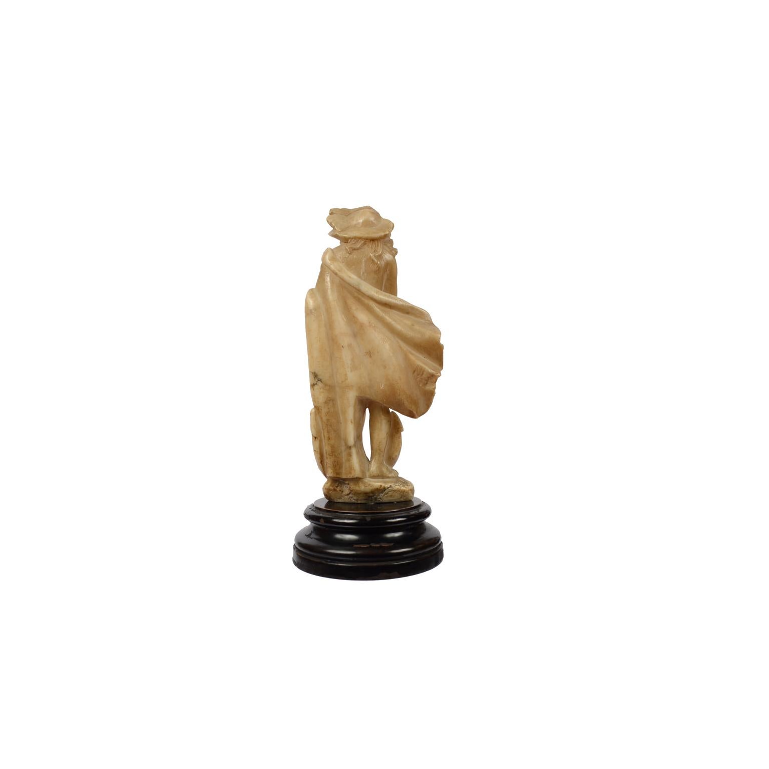Sculpture en albâtre représentant une femme nue avec manteau et chapeau, les mains jointes et posant son pied sur une ancre, comme pour invoquer la protection des marins ; fabrication française du milieu du XVIIIe siècle. Conditions passables