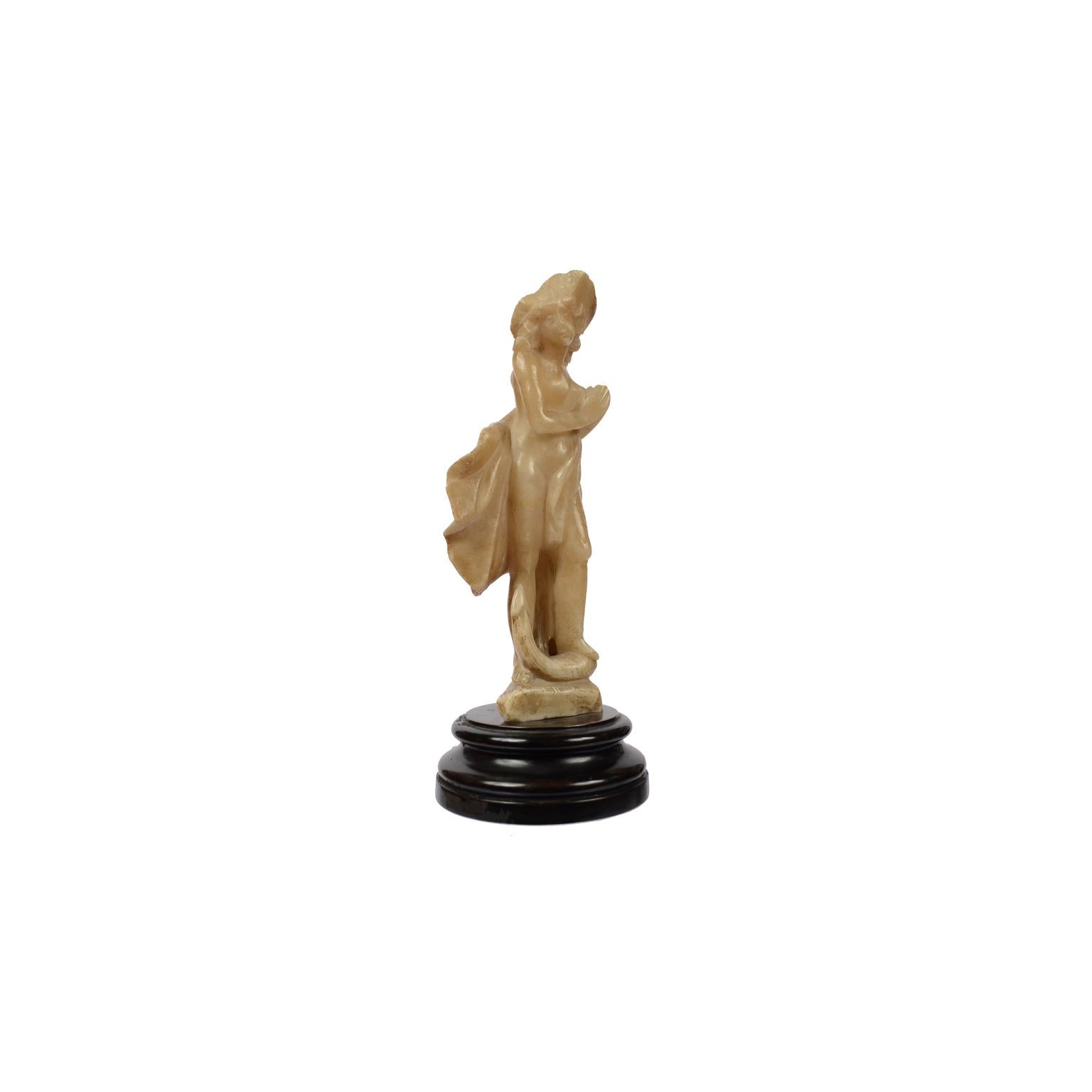 Milieu du XVIIIe siècle Sculpture française en albâtre du milieu du XVIIIe siècle représentant un nu féminin avec une ancre  en vente