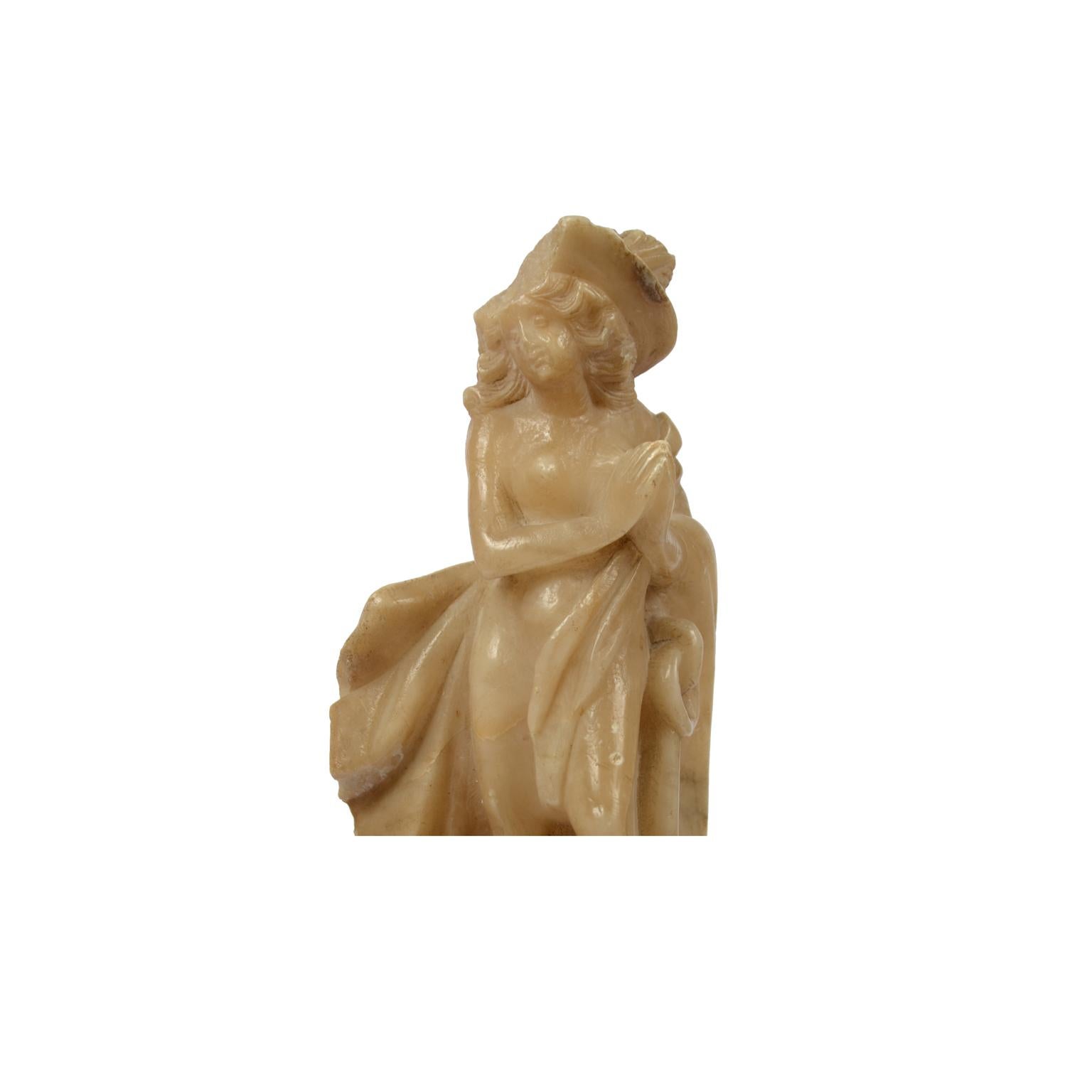 Sculpture française en albâtre du milieu du XVIIIe siècle représentant un nu féminin avec une ancre  en vente 1