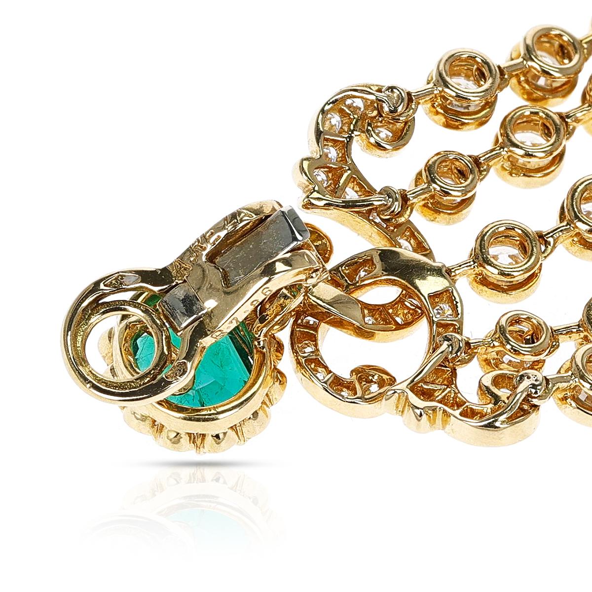 Une superbe paire d'émeraudes françaises Alexandre Reza  Boucles d'oreilles cocktail en or 18 carats avec diamants. Le poids total des émeraudes est de 2,12 carats et le poids total des diamants (112 diamants ronds au total) est de 7,86 carats. Le