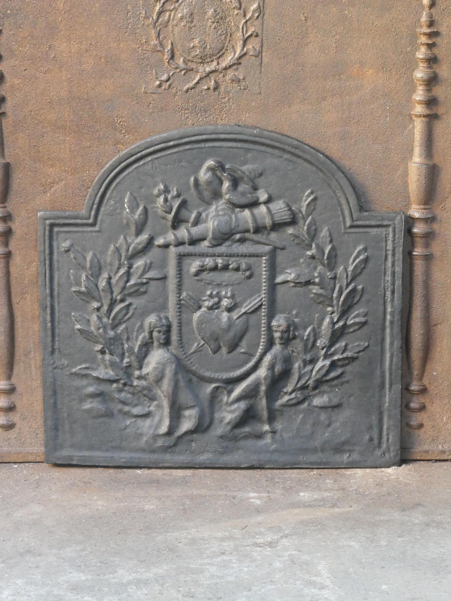 Parafuoco neoclassico francese del XX secolo con decorazione raffigurante un'allegoria dell'amore. 

Lo schienale del caminetto è in ghisa e presenta una patina nera/ peltro. Lo schienale del camino è in buone condizioni e non presenta