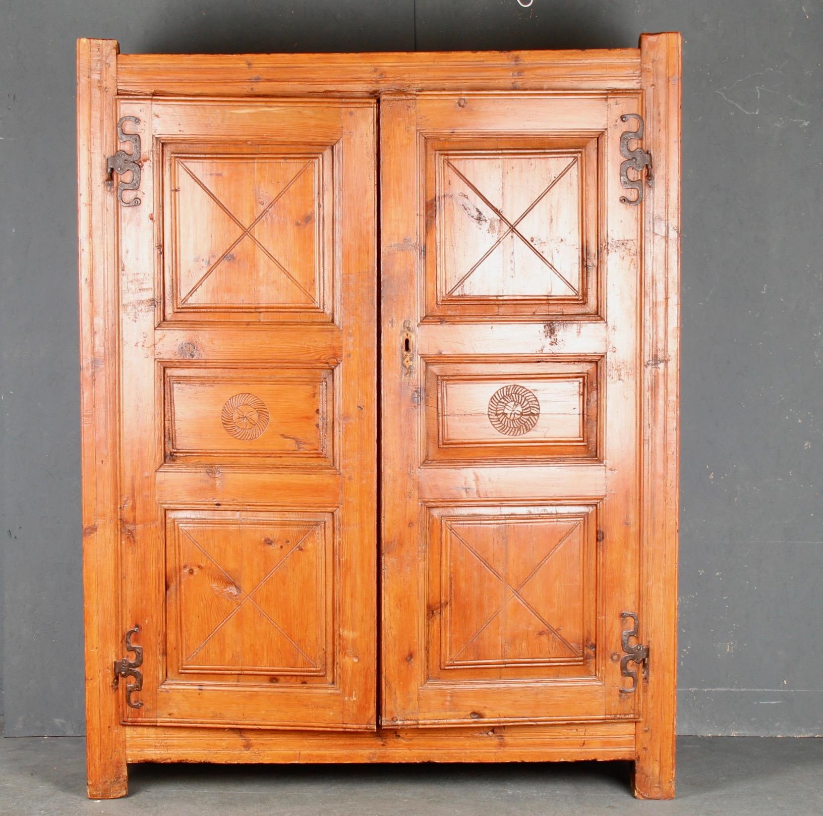 French alp cupboard from Queyras region In Good Condition For Sale In grand Lancy, CH