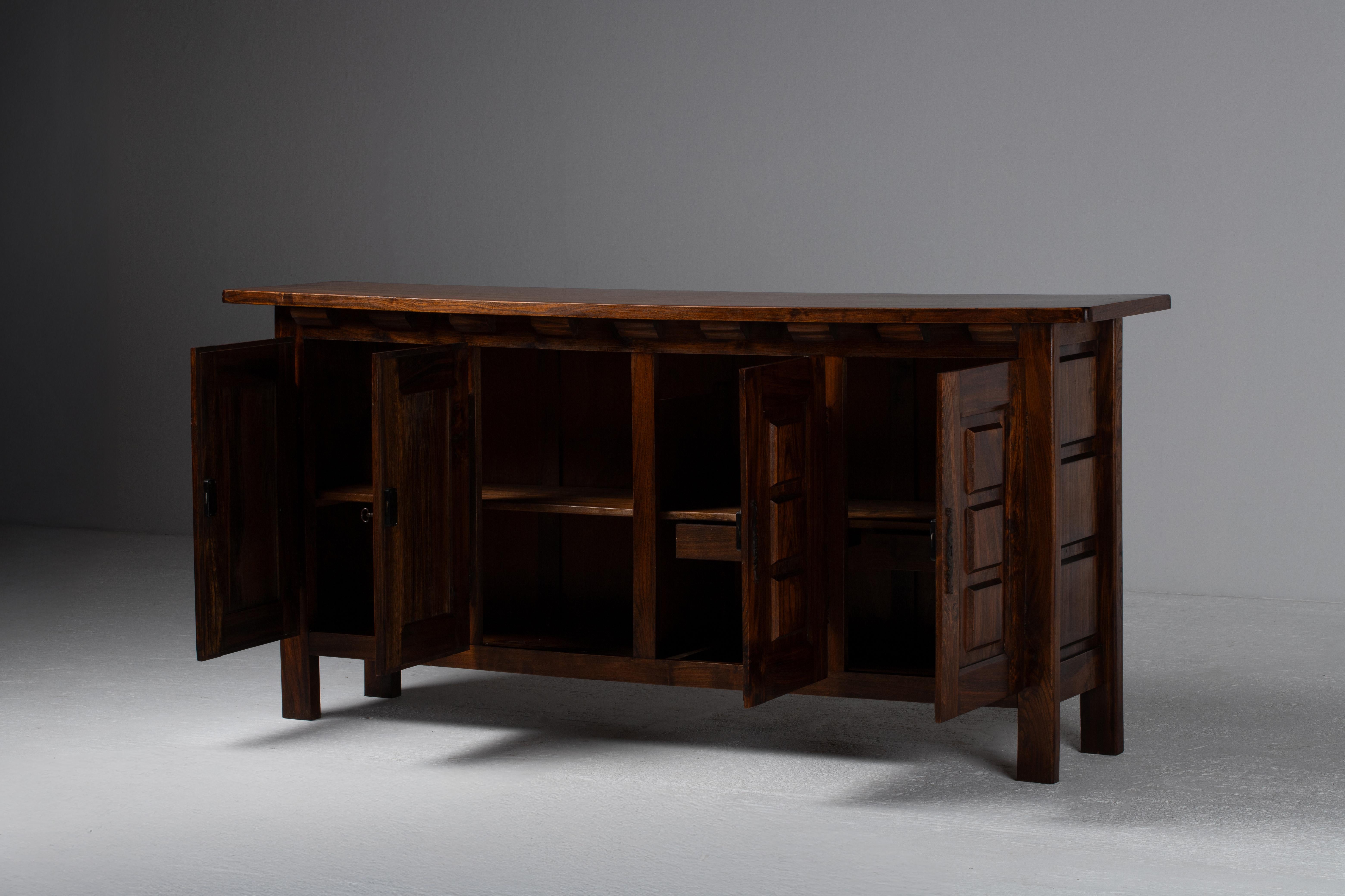 Buffet alpino francese in Oak massiccio, anni '50 In condizioni buone in vendita a Kaštel Sućurac, Splitsko-dalmatinska županija